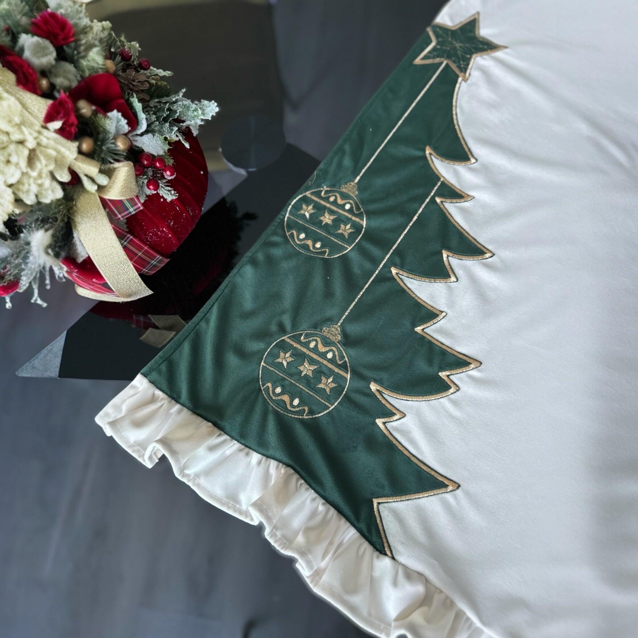 Runner centrotavola Natalizio in velluto con ricami e rouches Art. Angela