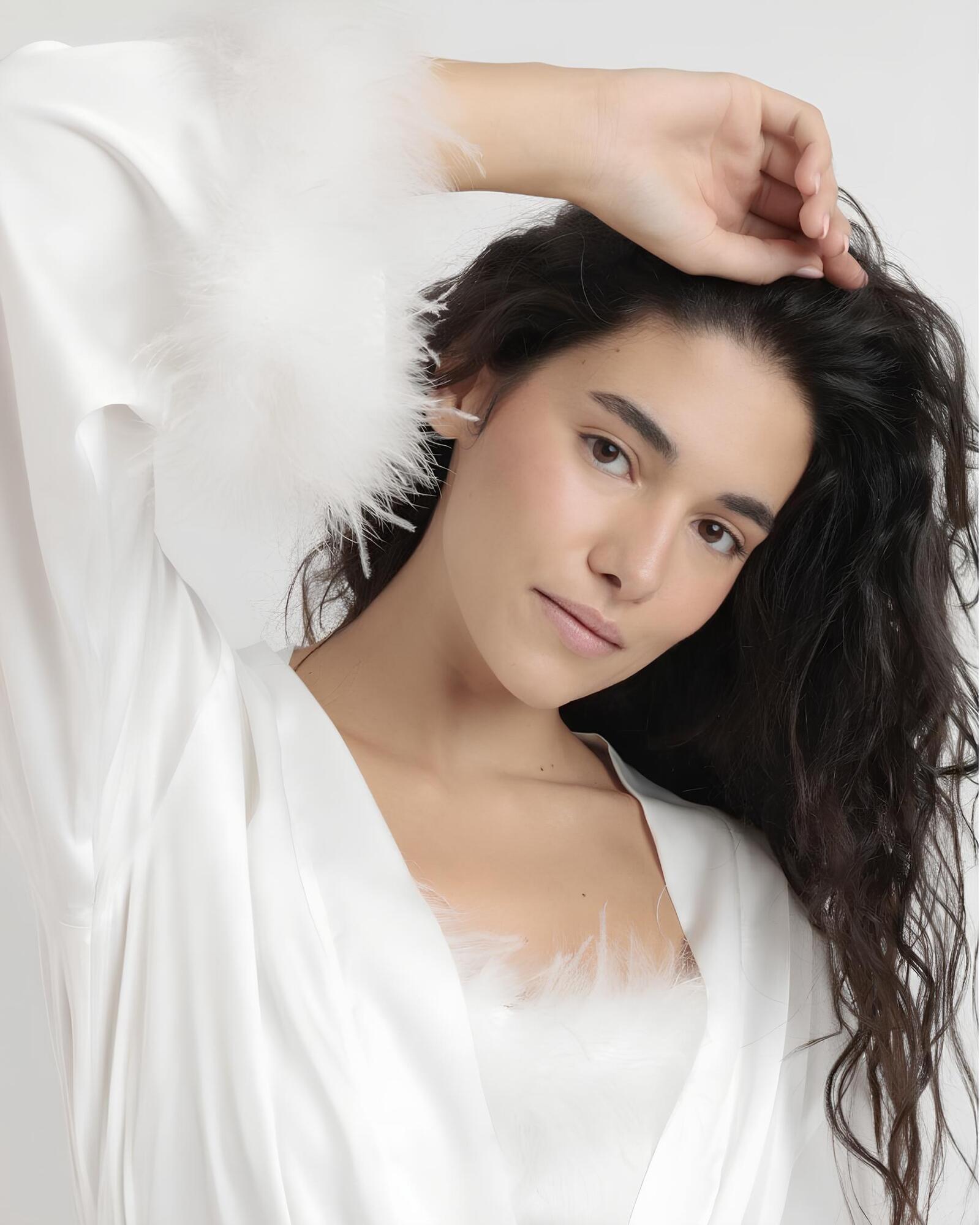 Vestaglia da sposa in raso e piume sui polsi removibili di Admas Art. 67202