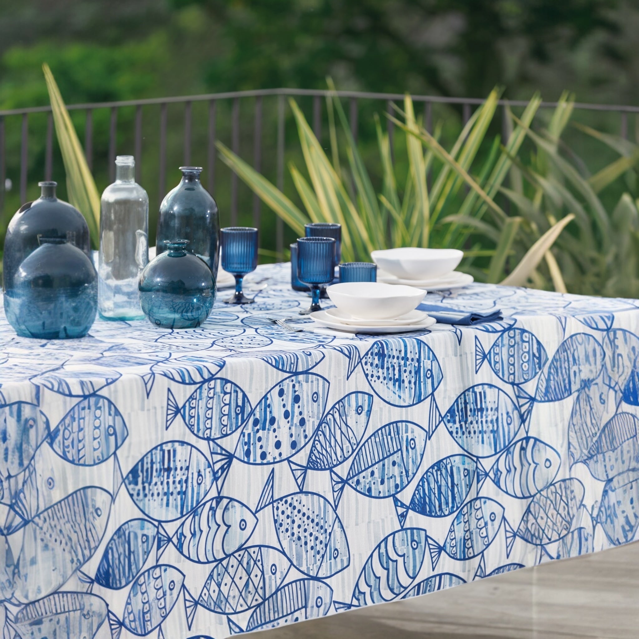 Waterproof stain-resistant tablecloth digital print by Maison Sucrée Art. Oltremare