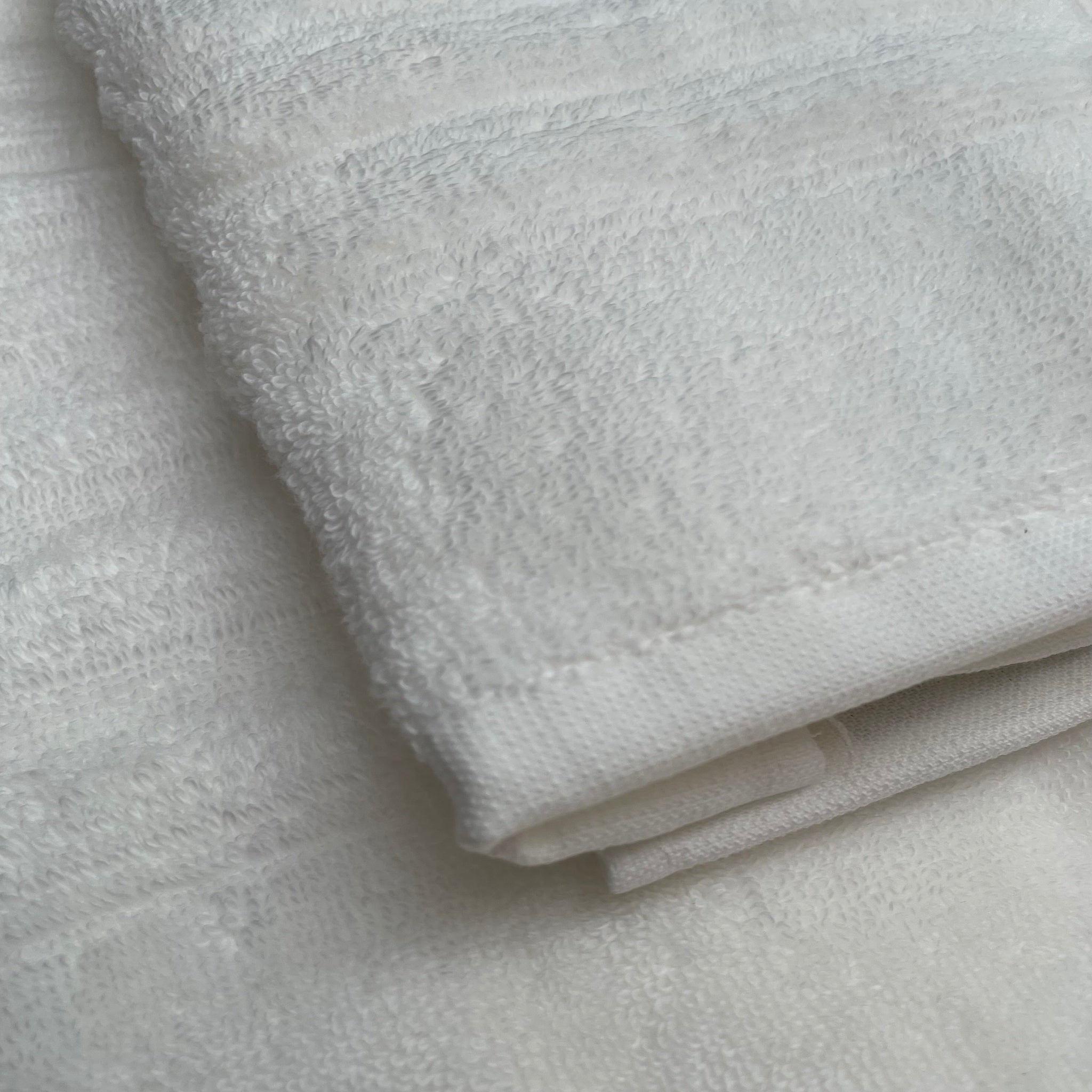 Set Asciugamani 1+1 Carrara Viso e Ospite in spugna Art. Luxury Bianco