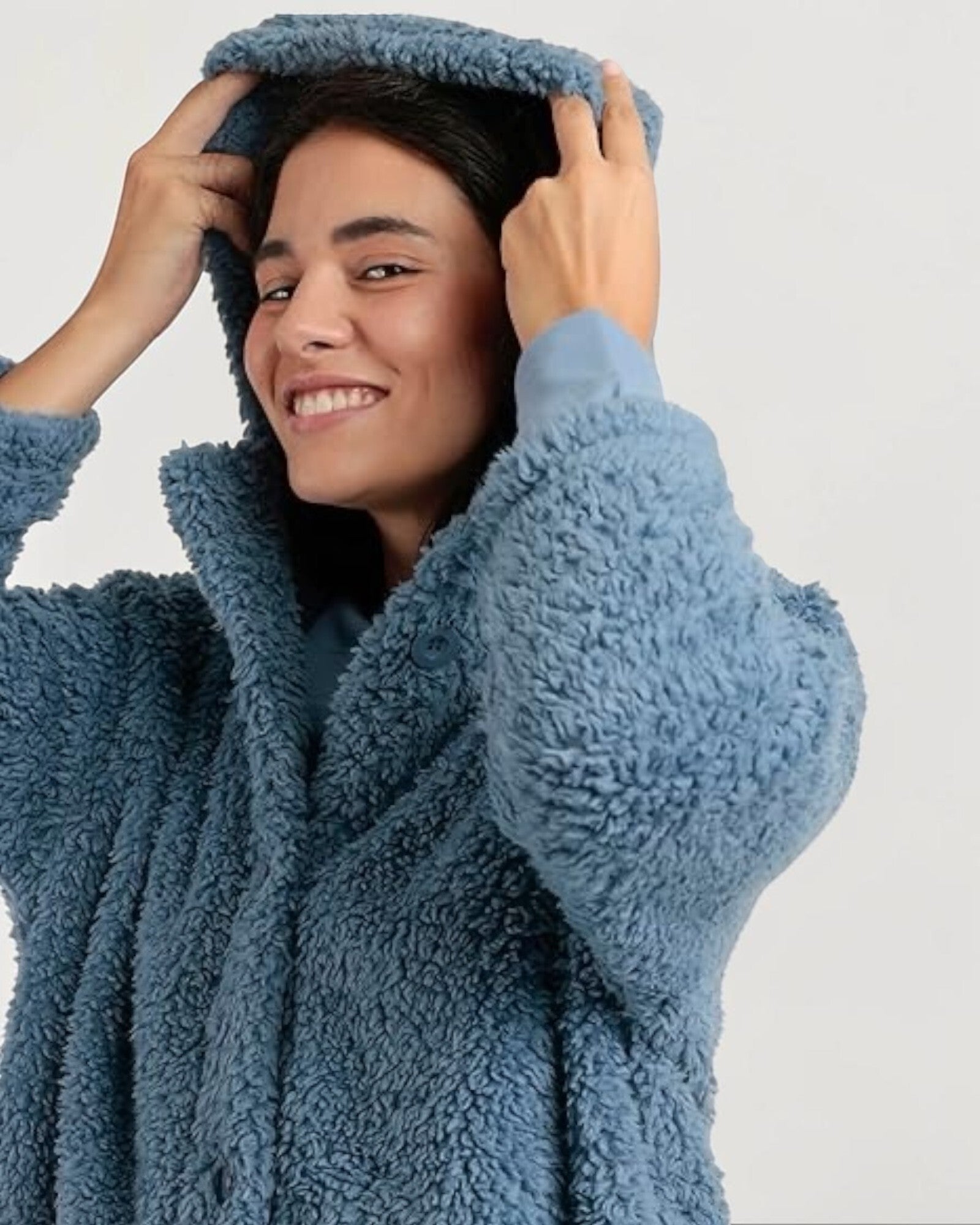 Dettaglio cappuccio vestaglia donna Admas 57542 in morbido pile shearling blu effetto peluche