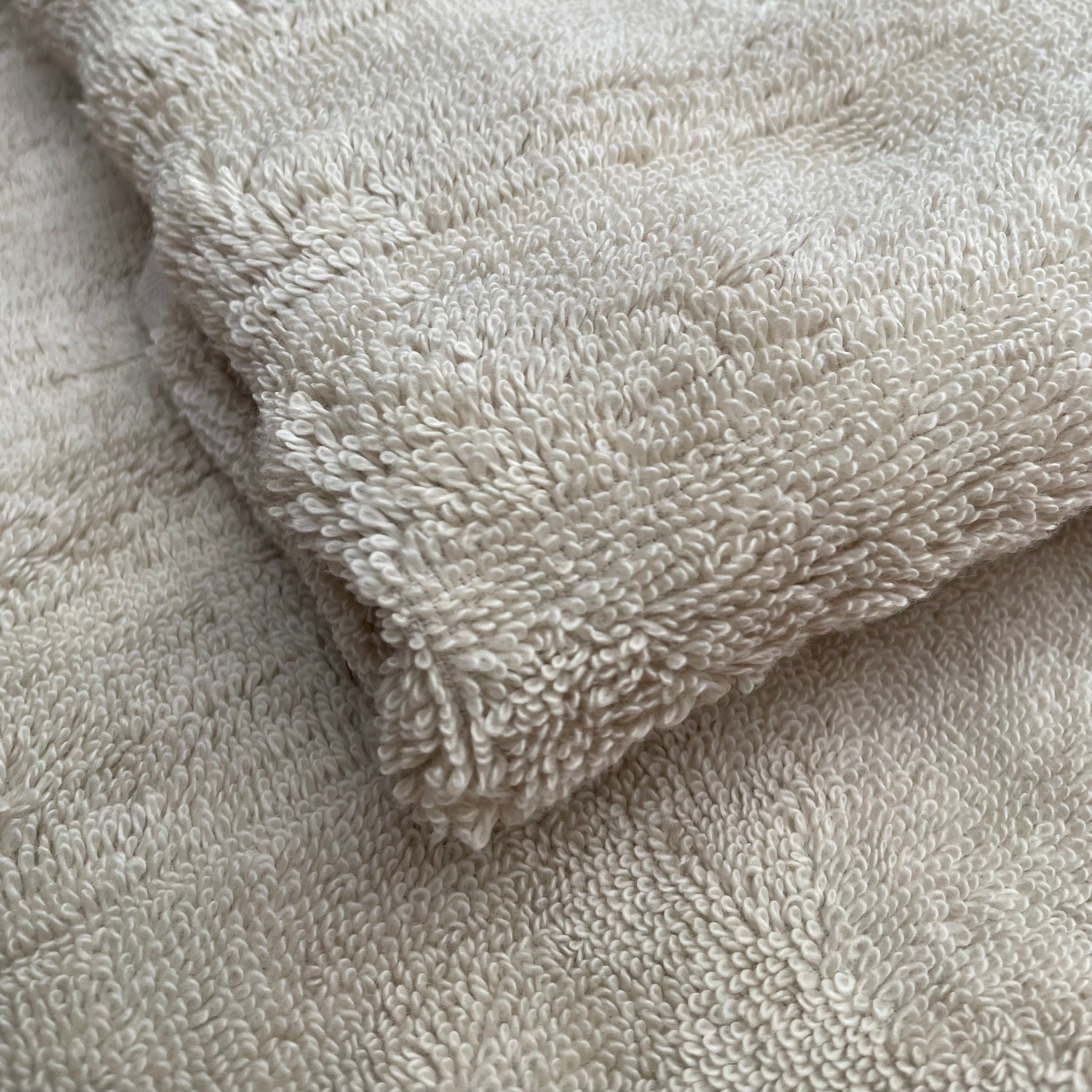 Set Asciugamani 1+1 Carrara Viso e Ospite in spugna Art. Luxury Sabbia