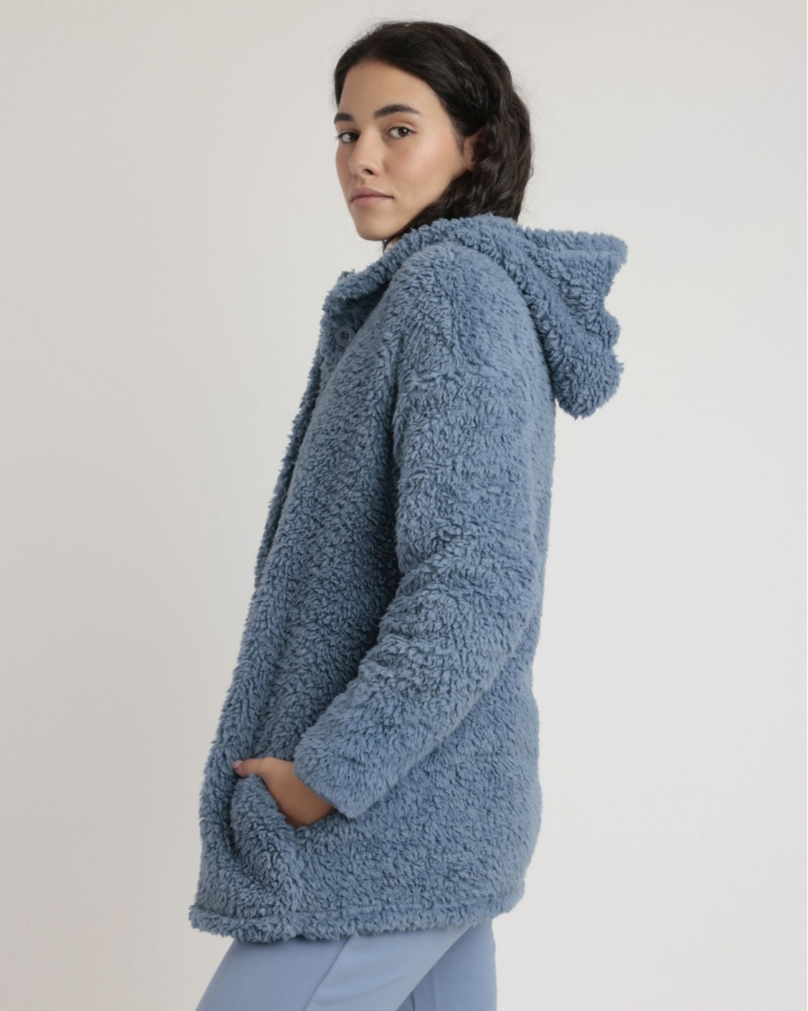 Vista laterale vestaglia donna Admas 57542 in pile shearling blu con cappuccio e tasca laterale