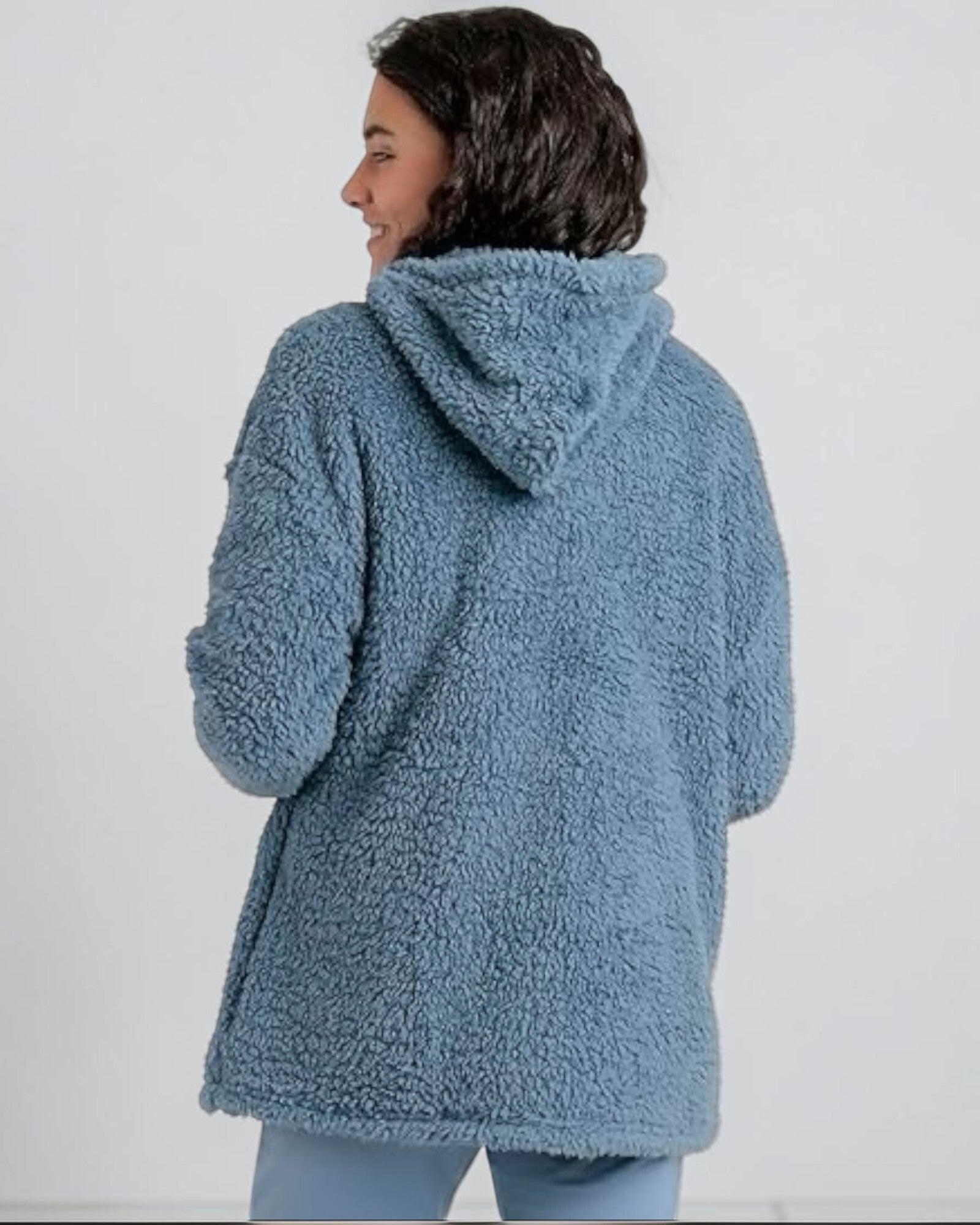Vista posteriore vestaglia donna Admas Art. 57542 in pile shearling blu con cappuccio