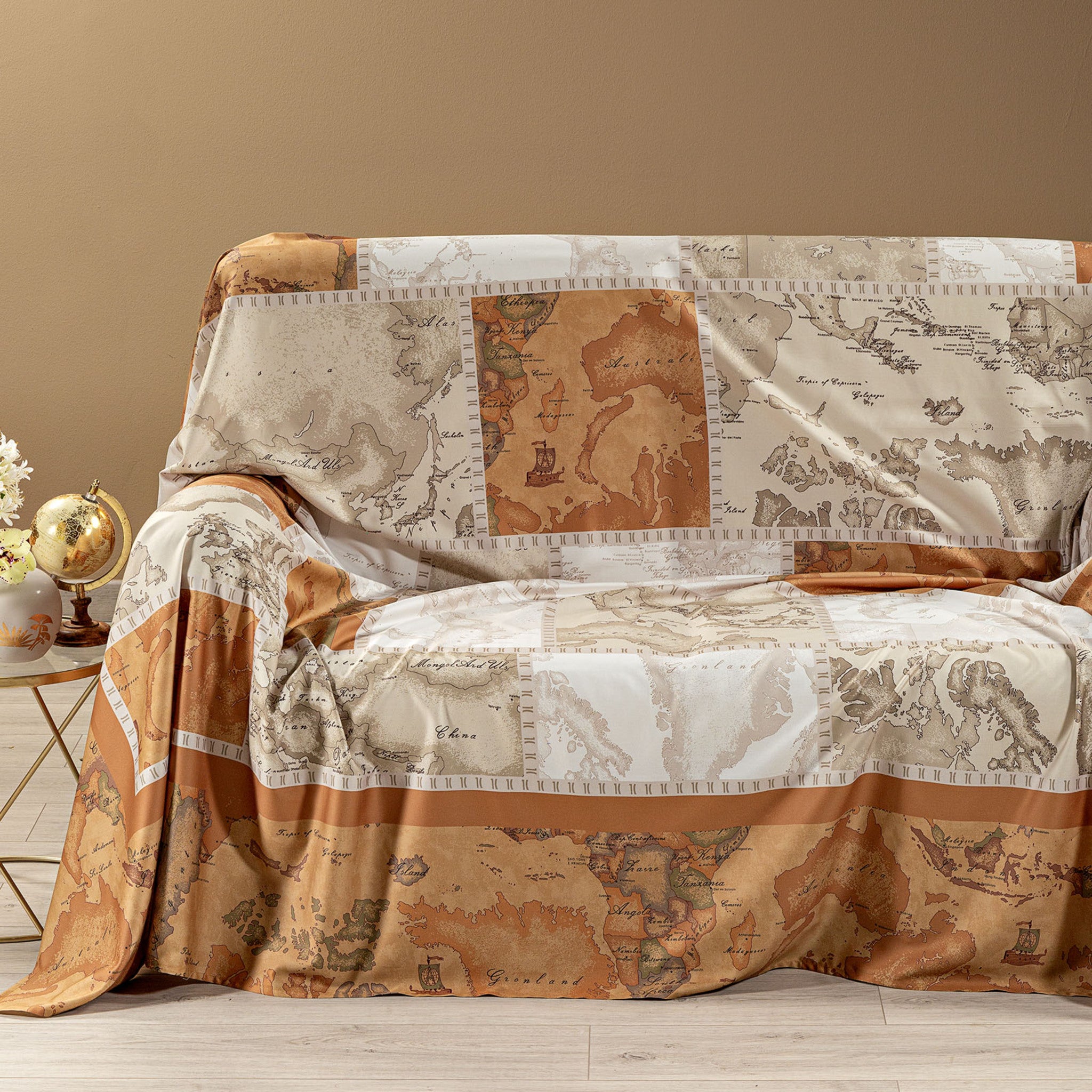Telo Arredo Alviero Martini 1A Classe Geo Patch 270x270 cm in raso di cotone utilizzato come copridivano