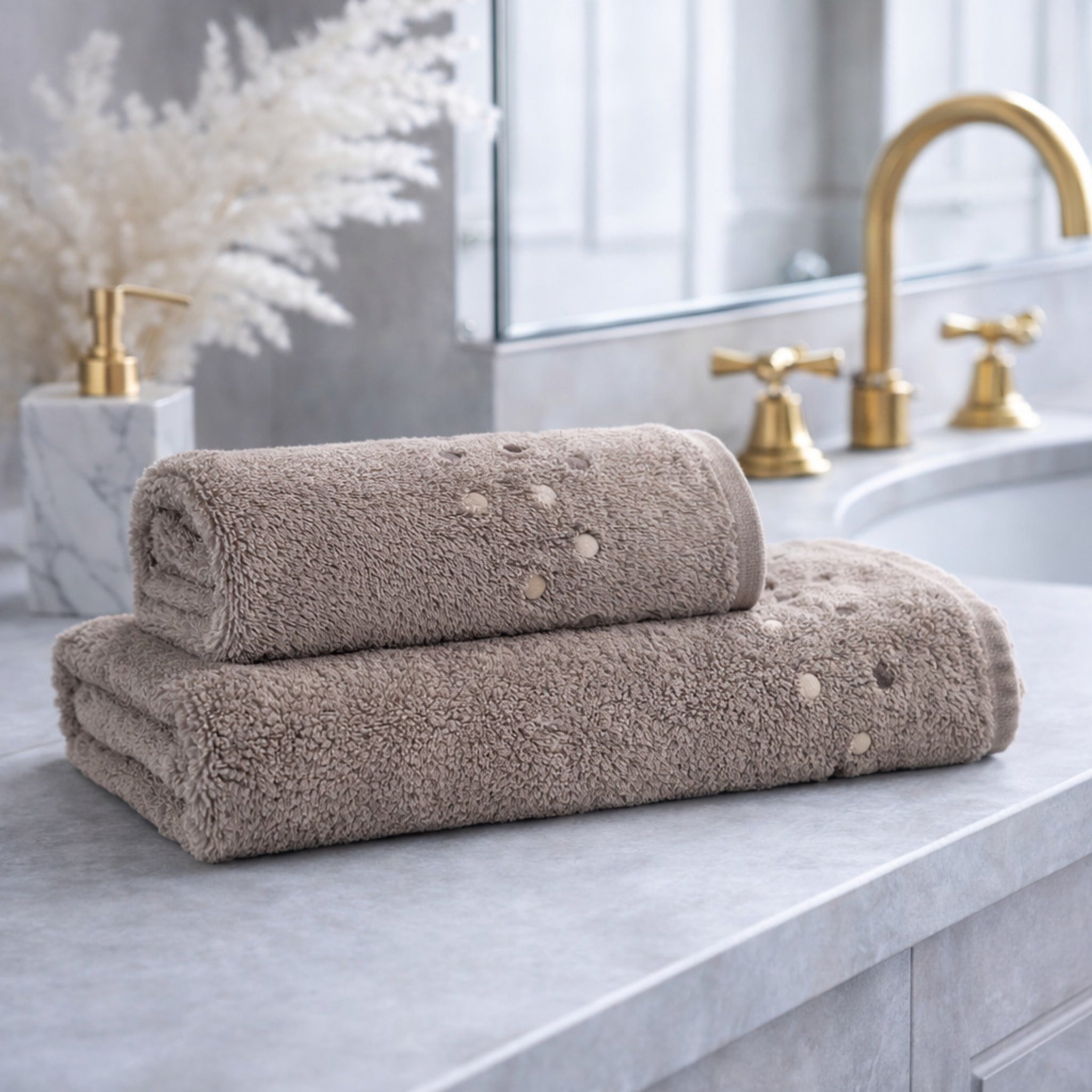 Set asciugamani tortora ambientato bagno elegante moderno