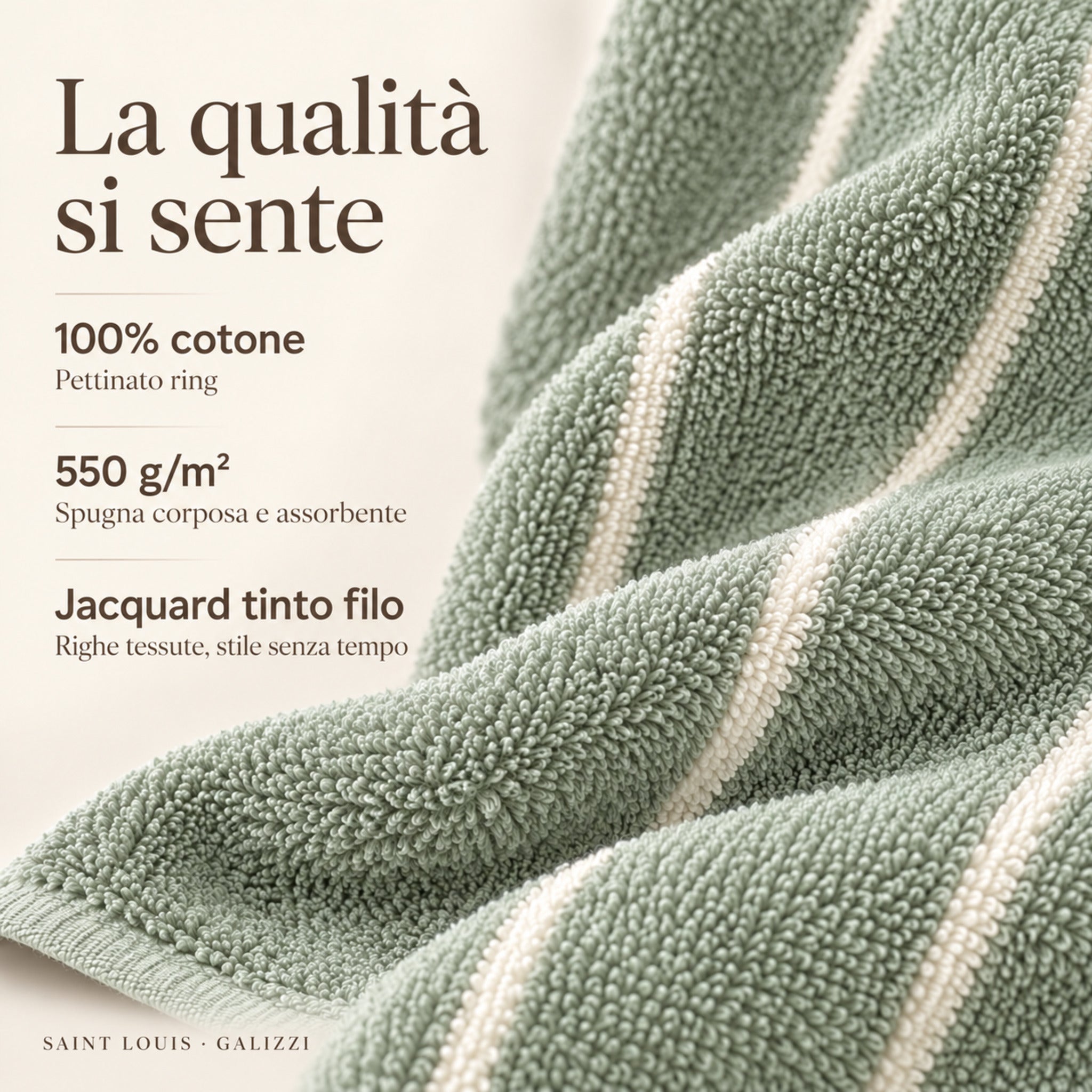 Dettaglio degli asciugamani Saint Louis Smoke Green con righe tessute e indicazioni su composizione e grammatura 550 g/m².