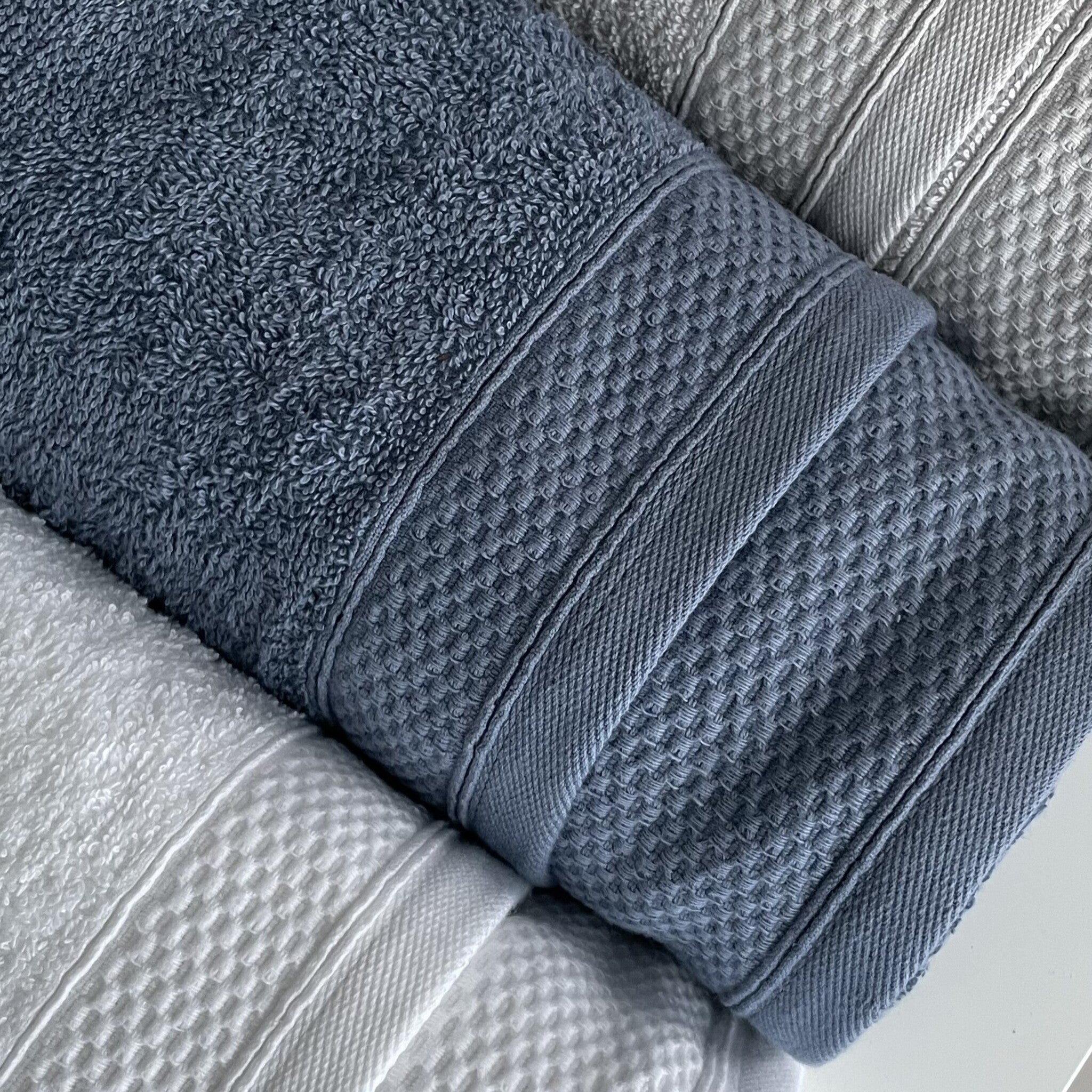 Dettaglio asciugamano Rebecca Home Strabattuto Indigo con balza jacquard geometrica