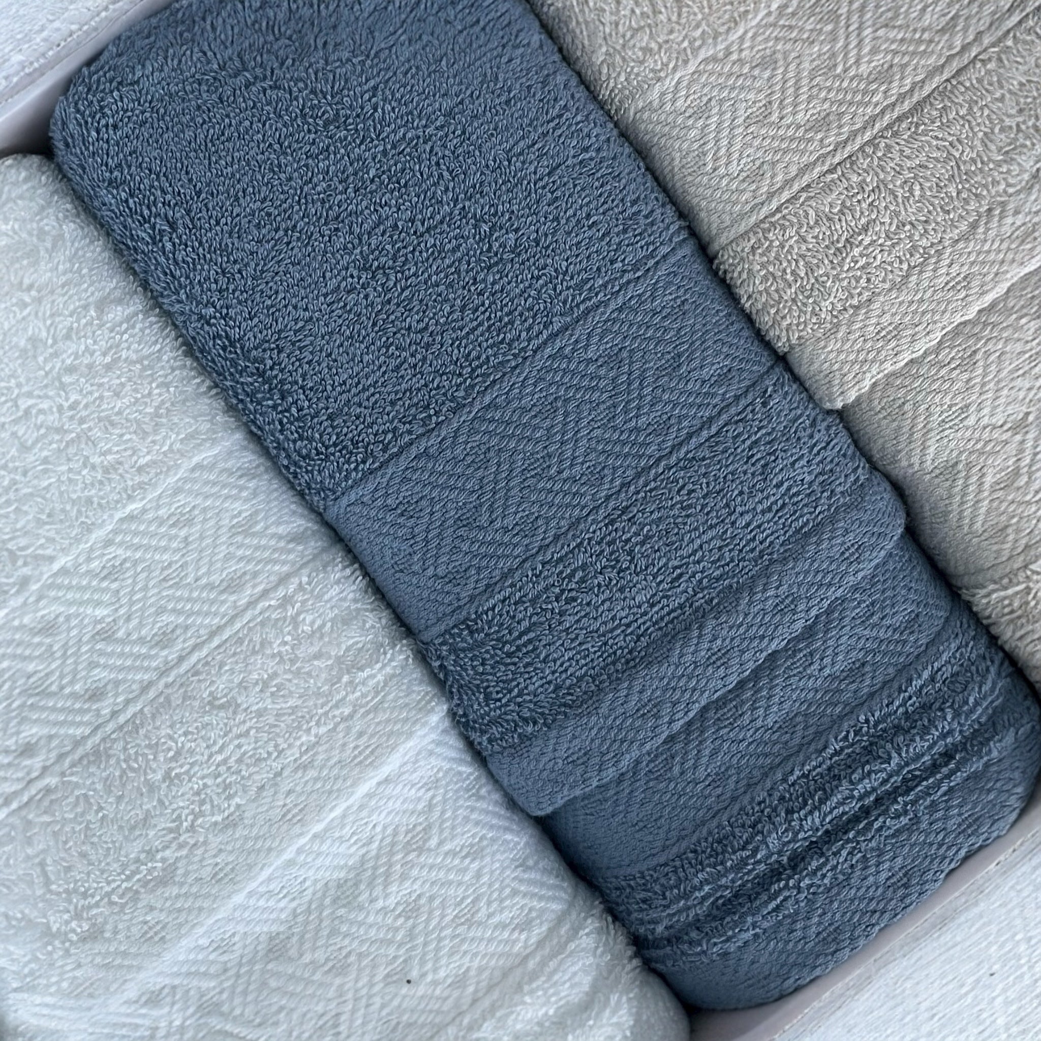 Dettaglio della balza jacquard intrecciata degli asciugamani Treccia bianco, indigo e grigio