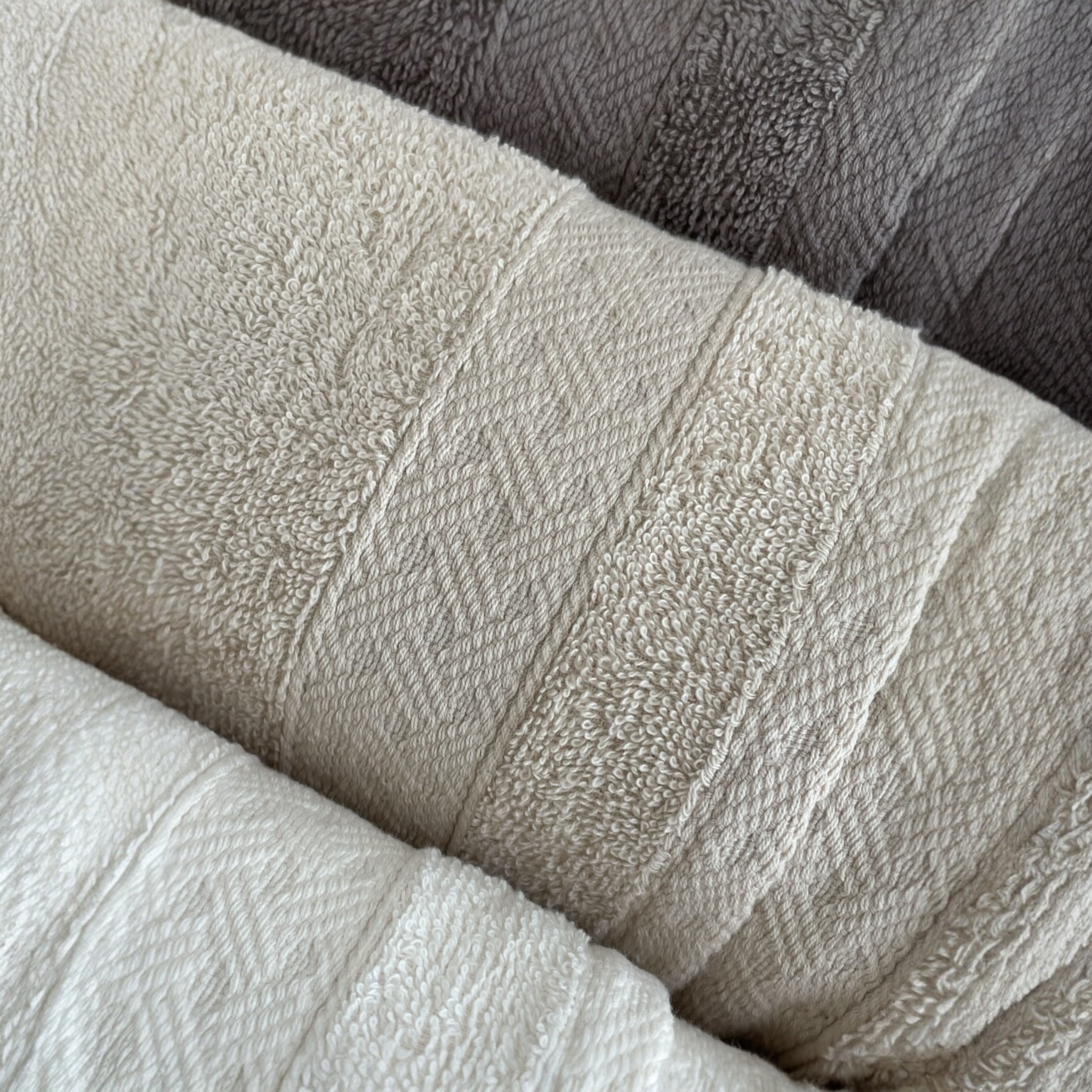 Dettaglio della balza jacquard intrecciata degli asciugamani Treccia panna, sabbia e tortora