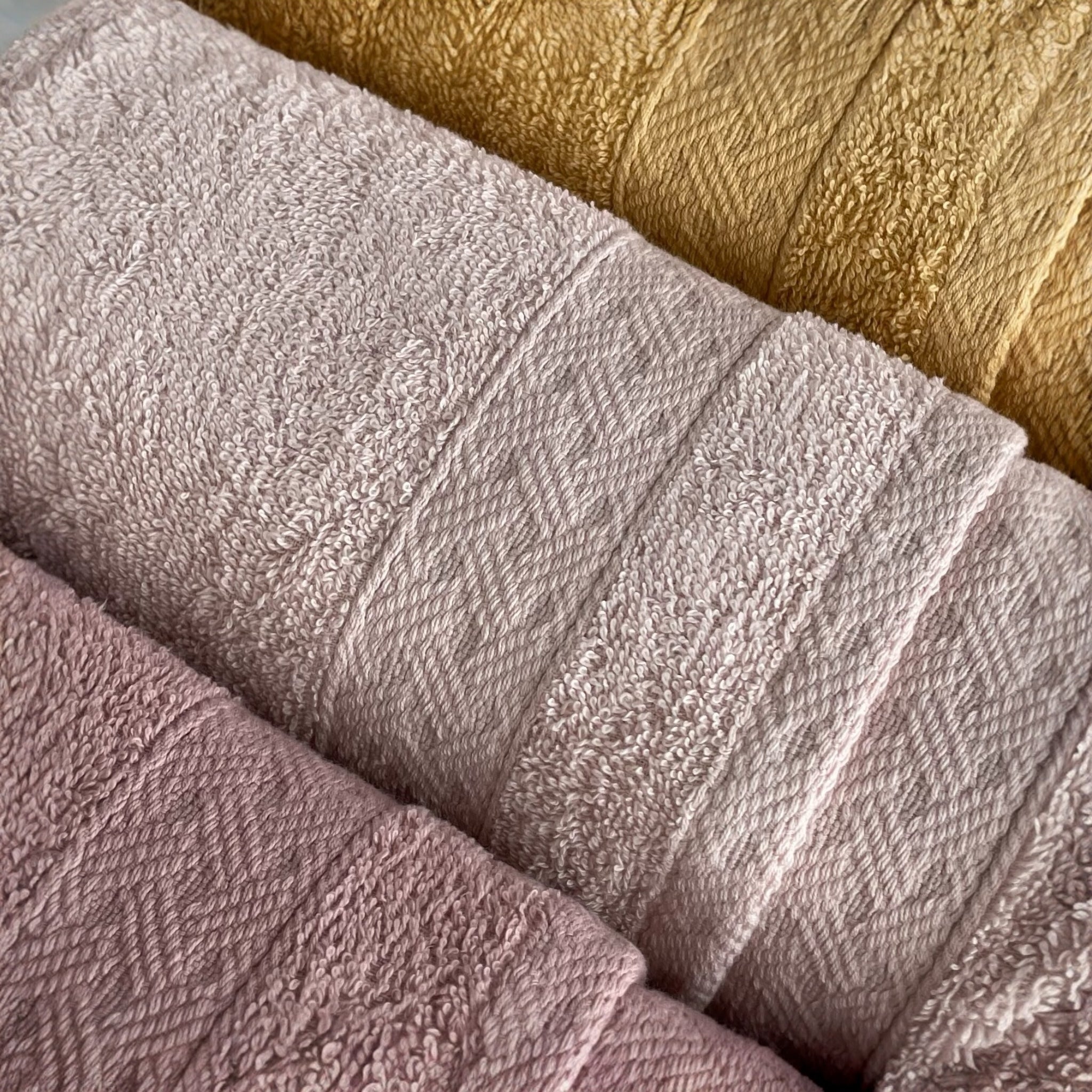 Dettaglio della balza jacquard intrecciata degli asciugamani Treccia rosa antico, cipria e giallo
