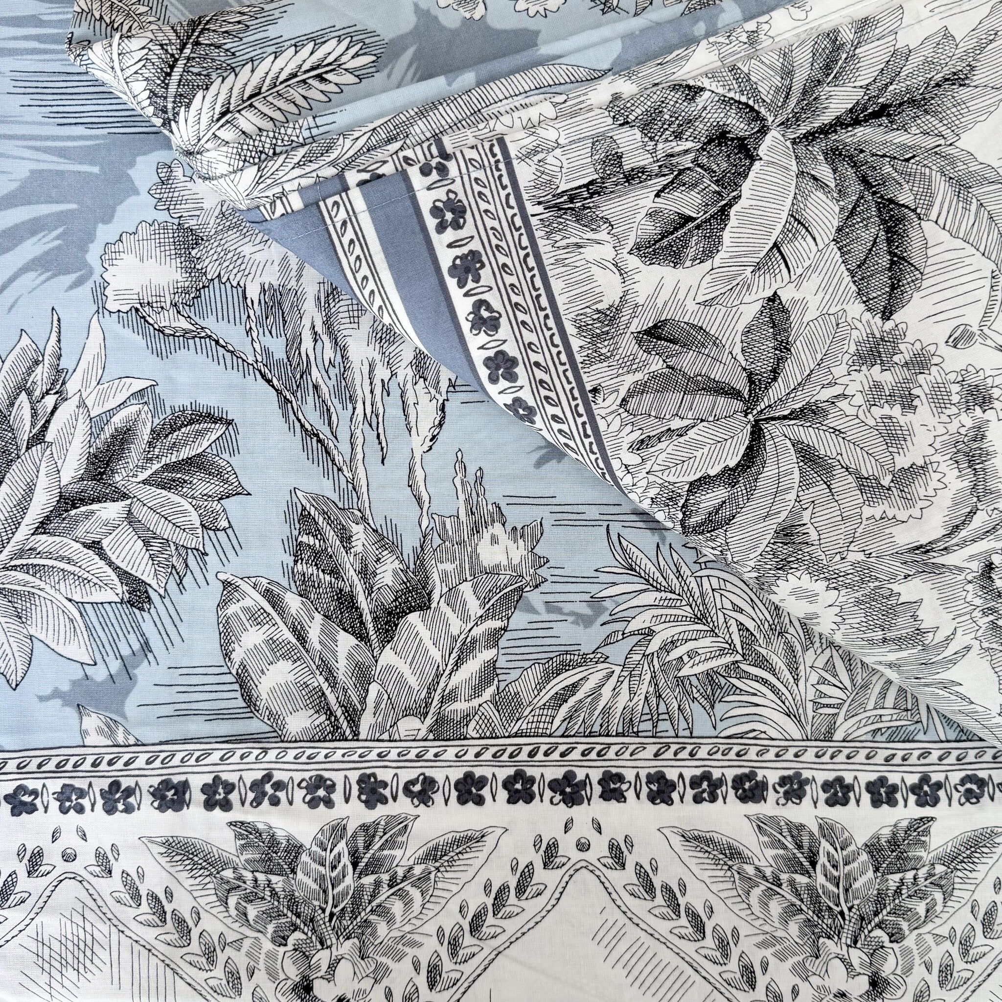 Dettaglio fantasia botanica azzurra del telo Bassetti Granfoulard Boboli