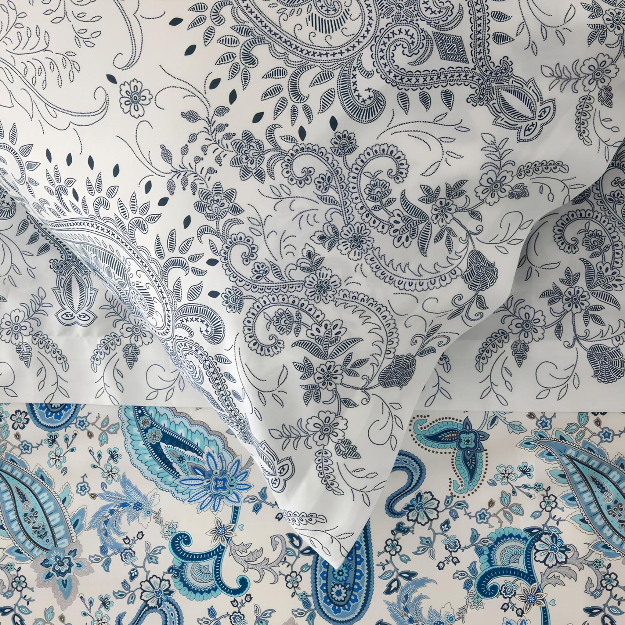 Dettaglio fantasia paisley e floreale azzurra del completo lenzuola Bassetti Granfoulard Monnalisa