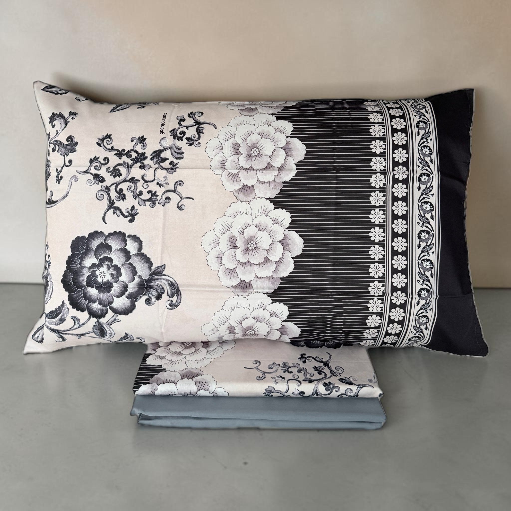 Dettaglio federa Bassetti Granfoulard Paraggi Avorio con fantasia floreale e bordatura nera coordinata