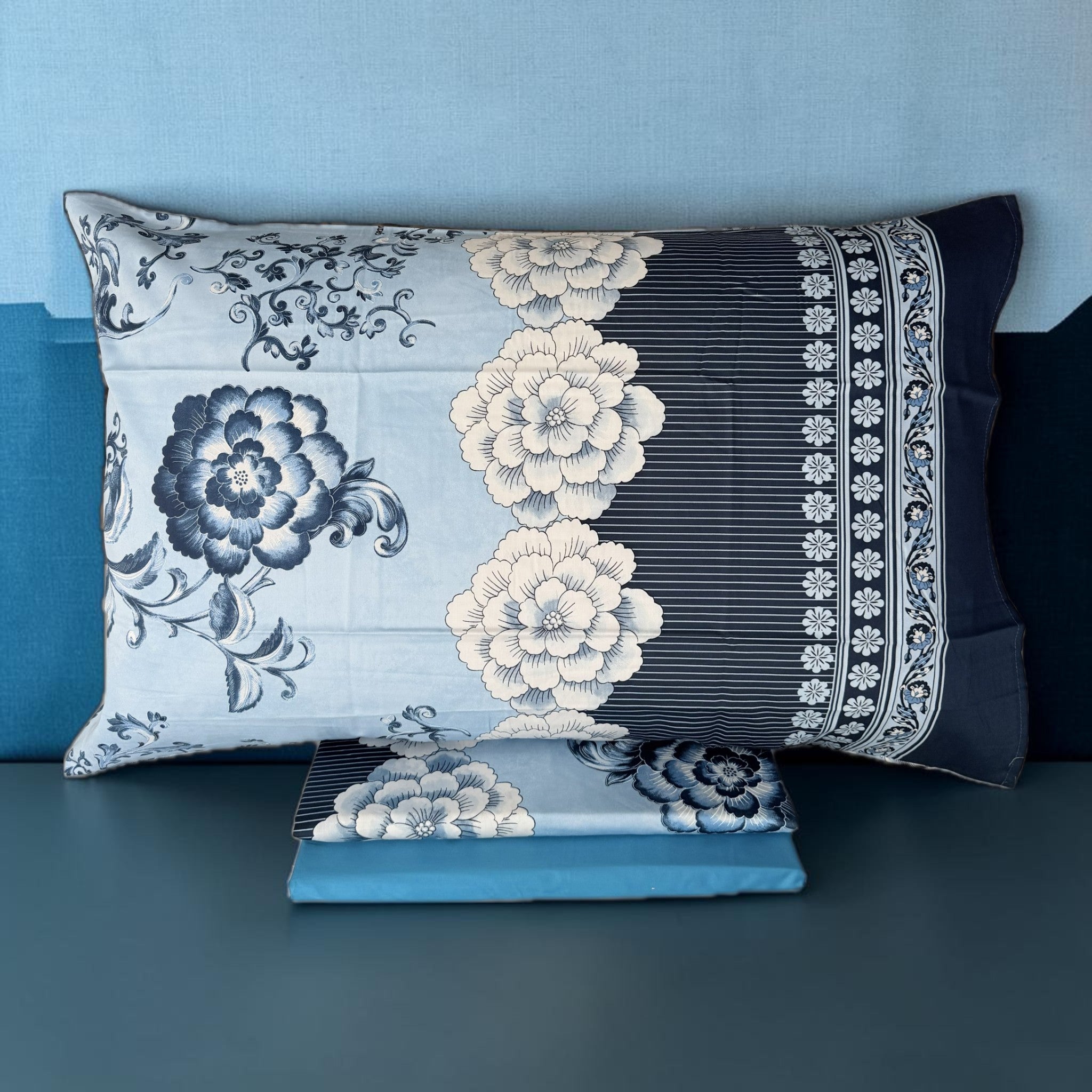 Dettaglio federa Bassetti Granfoulard Paraggi Azzurro con grandi fiori blu e bordatura decorativa coordinata