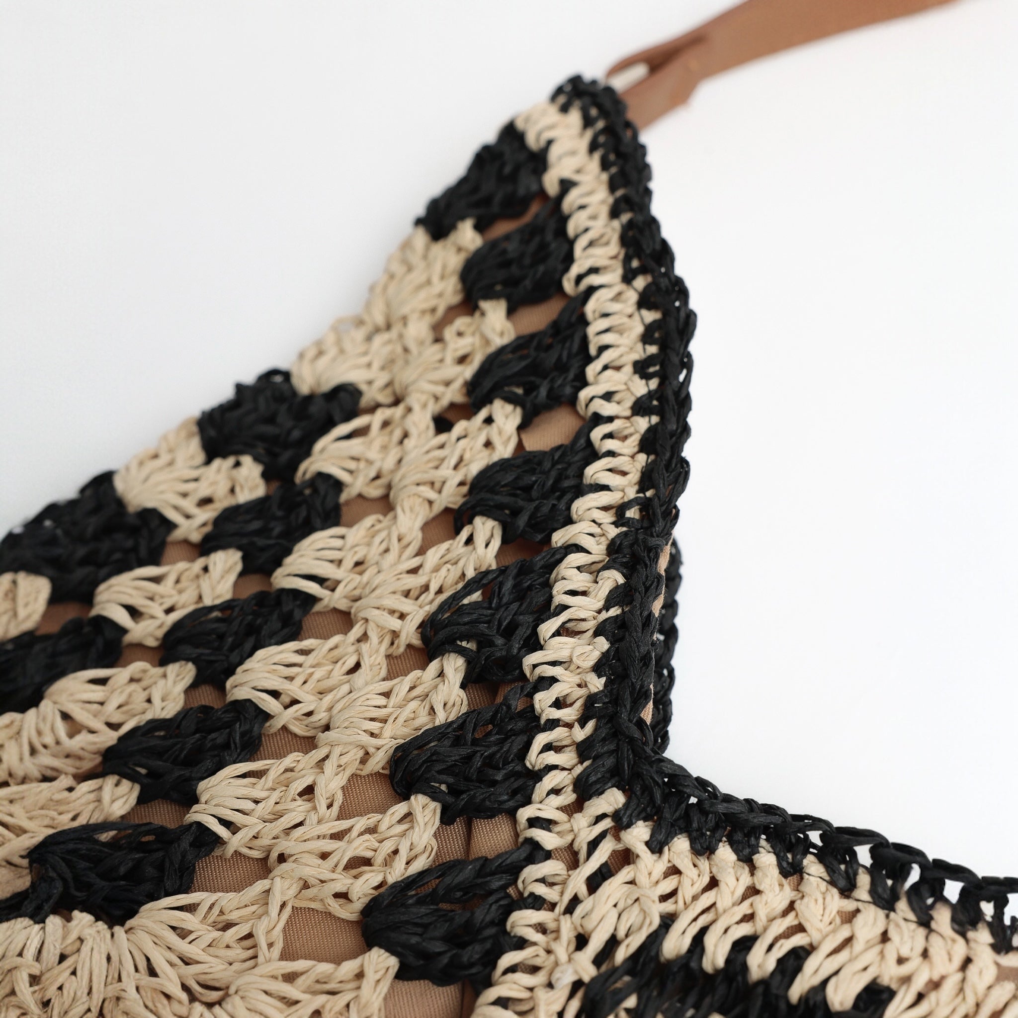 Texture crochet beige e nero della borsa mare donna Admas in cellulosa intrecciata