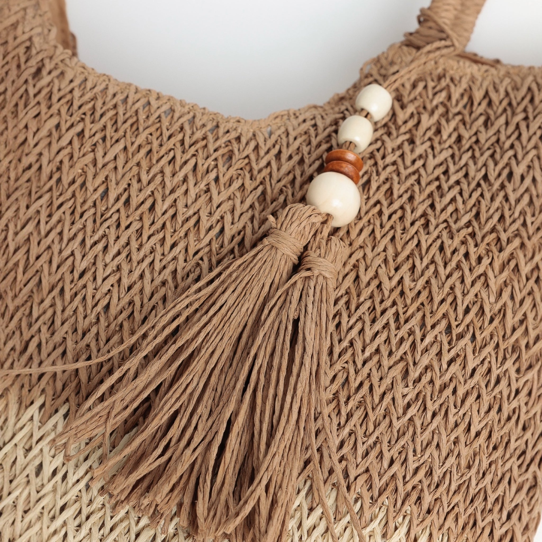 Dettaglio nappina decorativa con perline della borsa donna Admas crochet beige avorio
