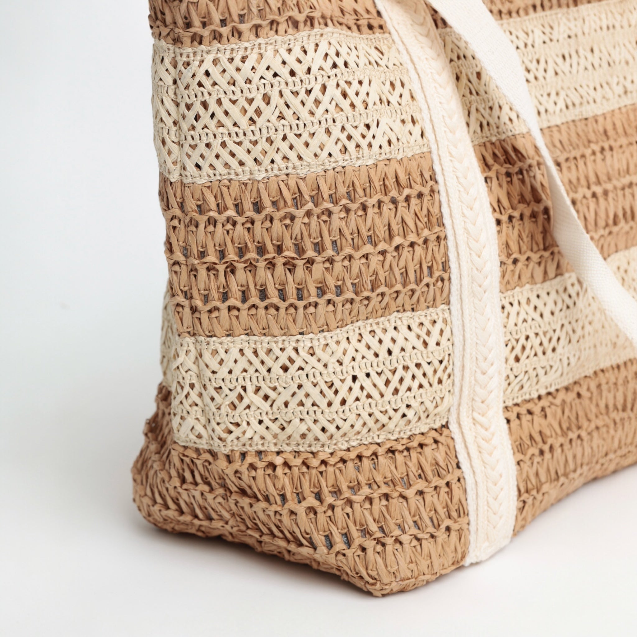 Dettaglio intreccio crochet beige e avorio della borsa mare donna Admas