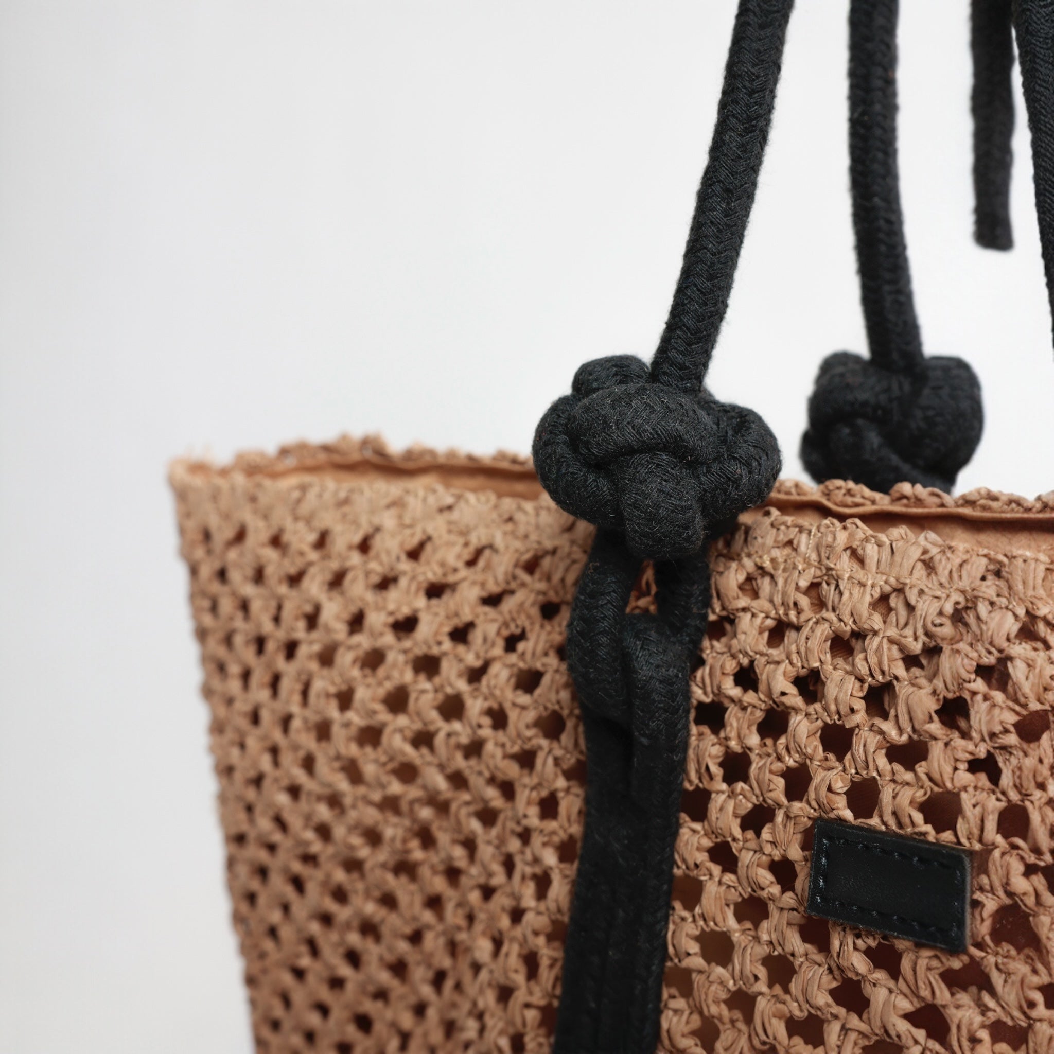 Dettaglio manici in corda nera con nodo decorativo della borsa donna Admas 19931