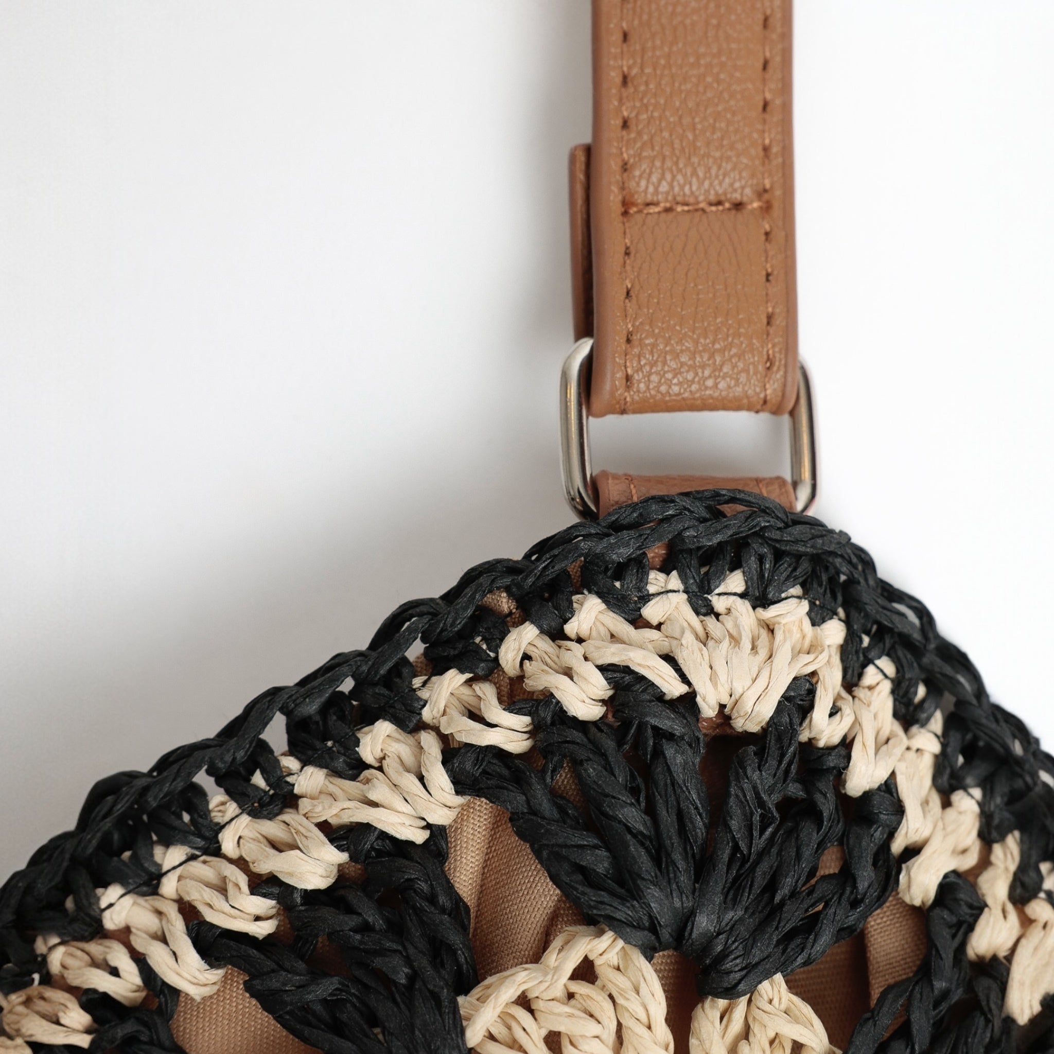 Dettaglio manico in ecopelle della borsa mare donna crochet Admas Art. 19930