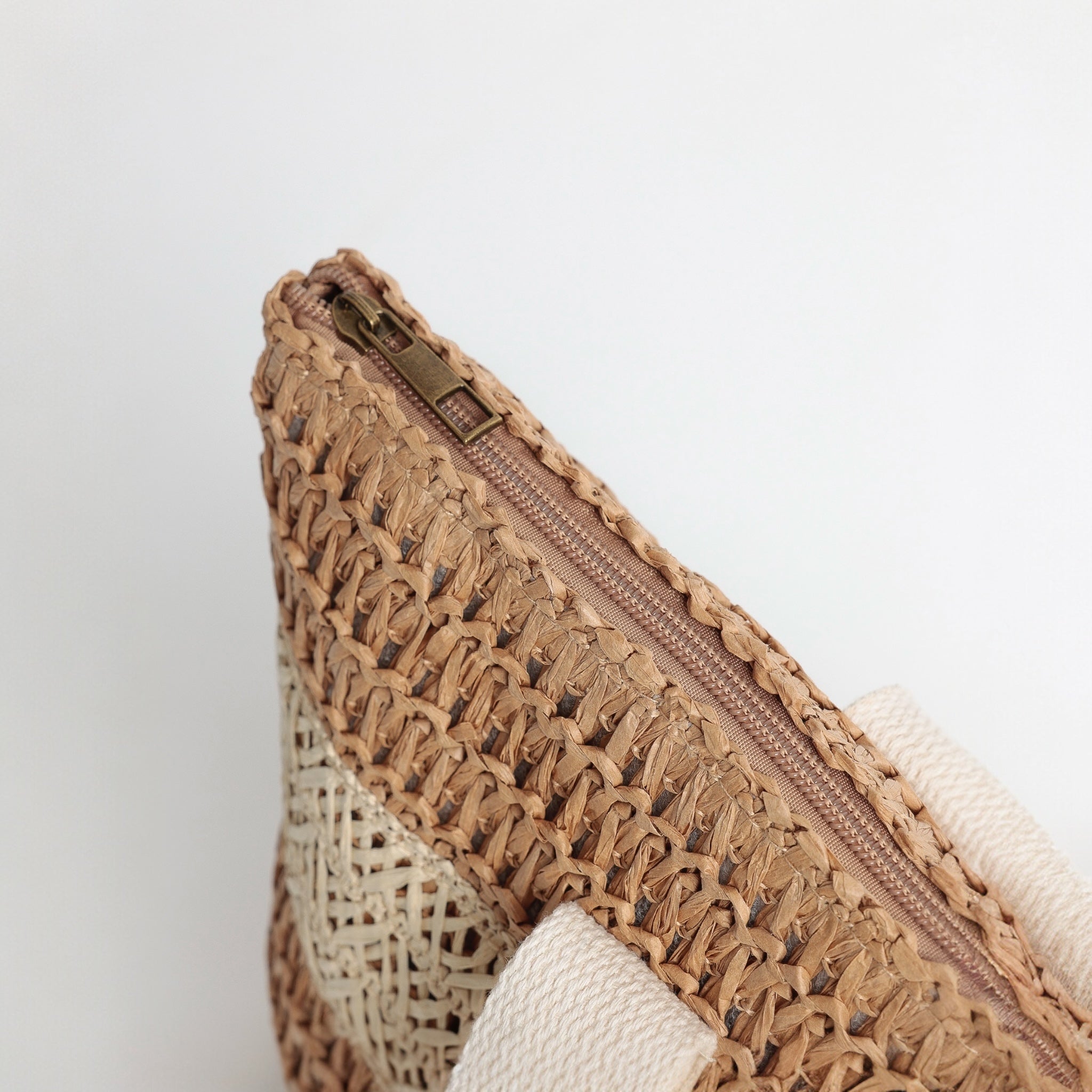 Dettaglio chiusura con zip della borsa mare donna Admas beige e avorio