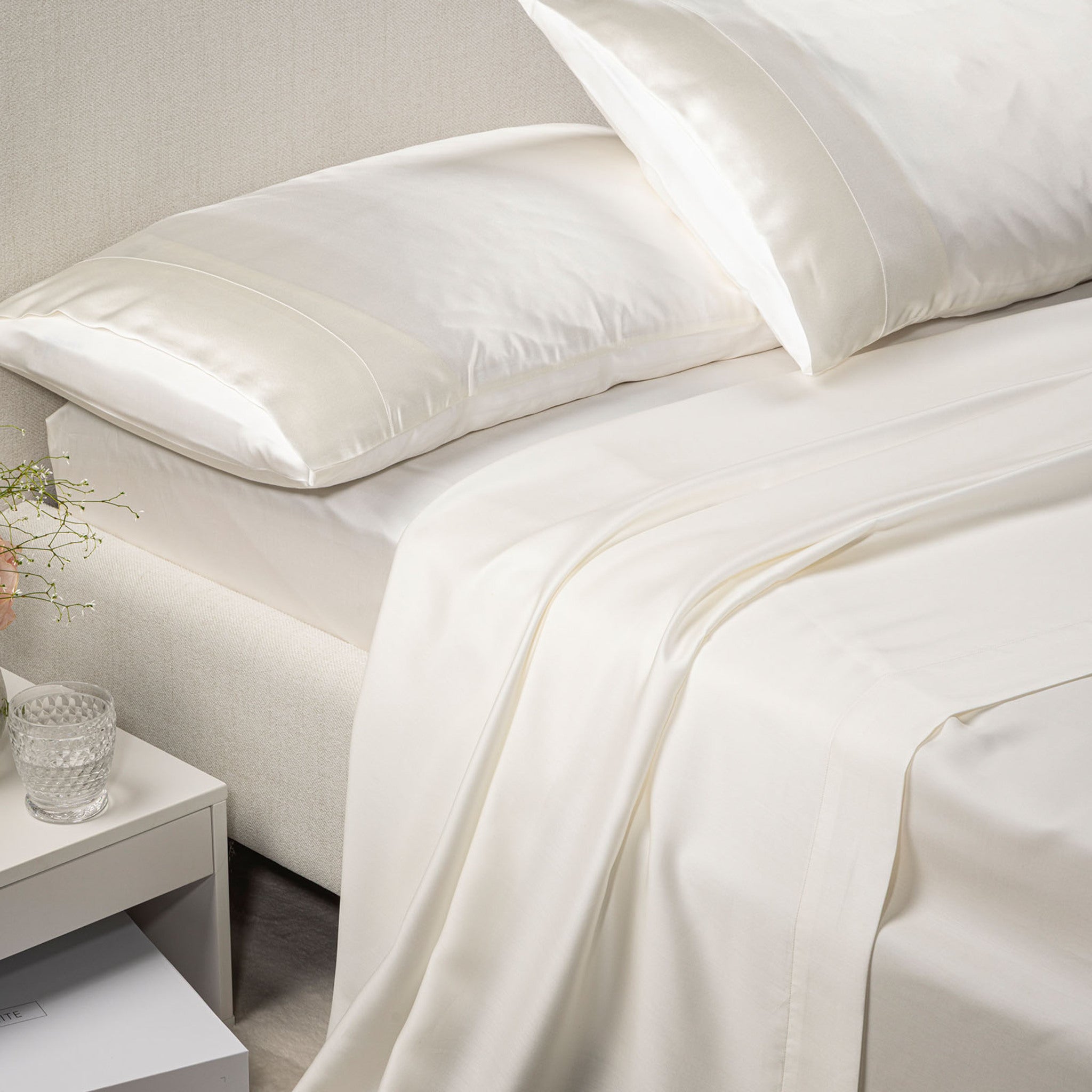 Completo lenzuola matrimoniale Caleffi Notti di Seta bianco, con lenzuola in lyocell e due federe in seta sul letto