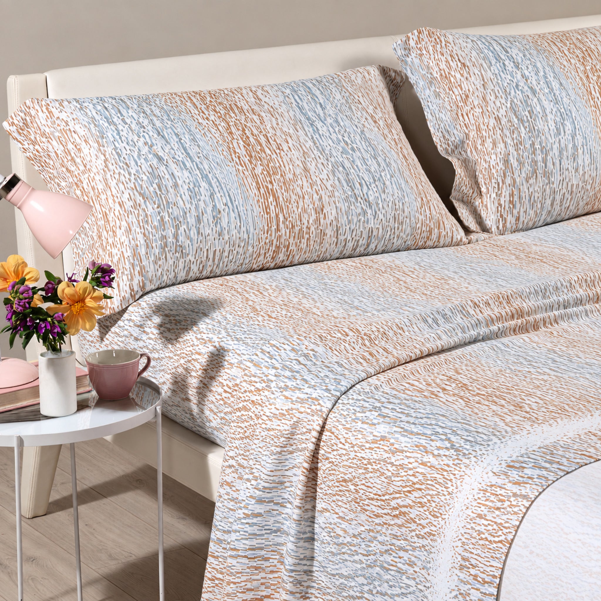 Dettaglio della fantasia Zermat Ambra in flanella con tonalità beige e azzurre