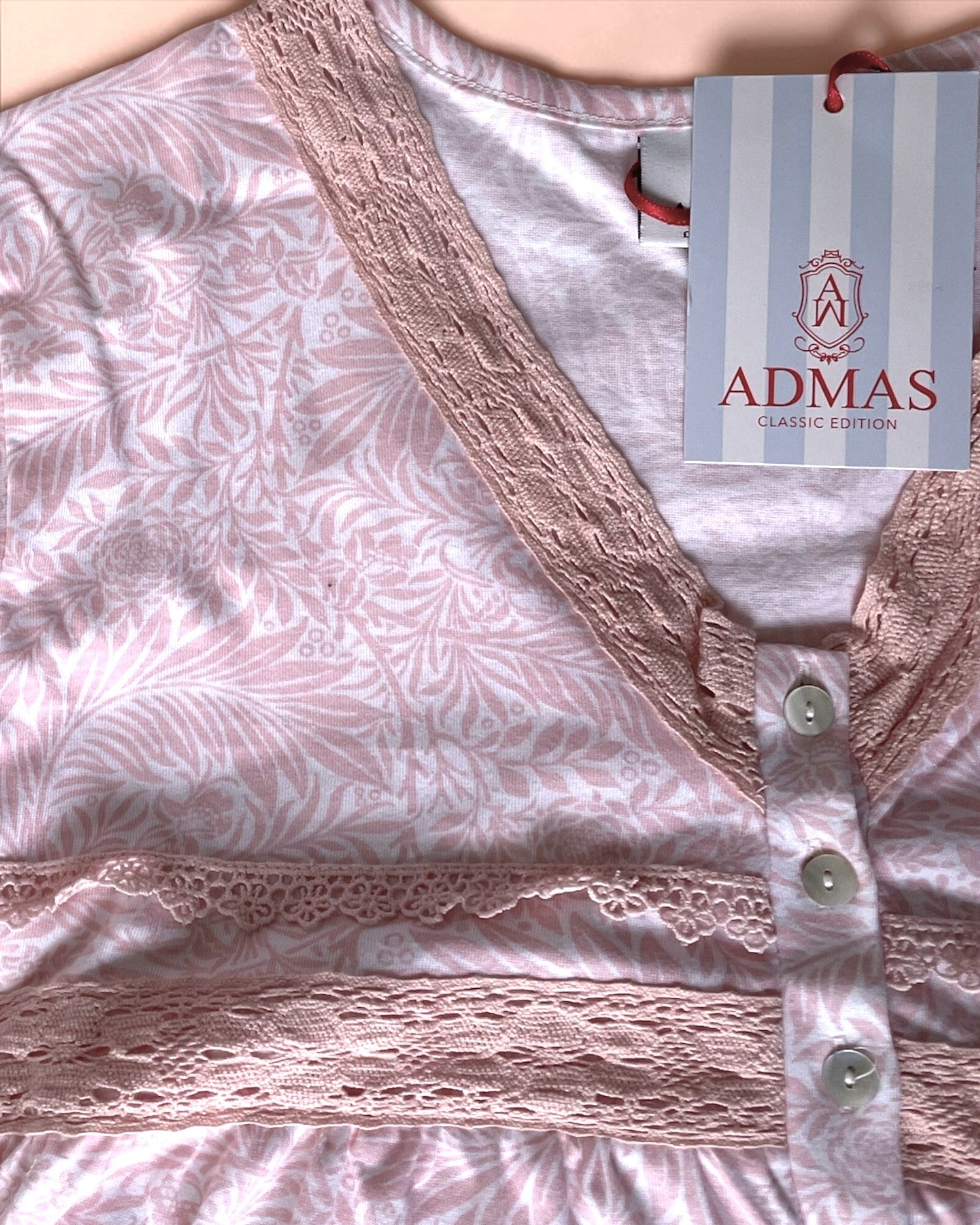 Dettaglio pizzo e bottoni scollo camicia da notte Admas