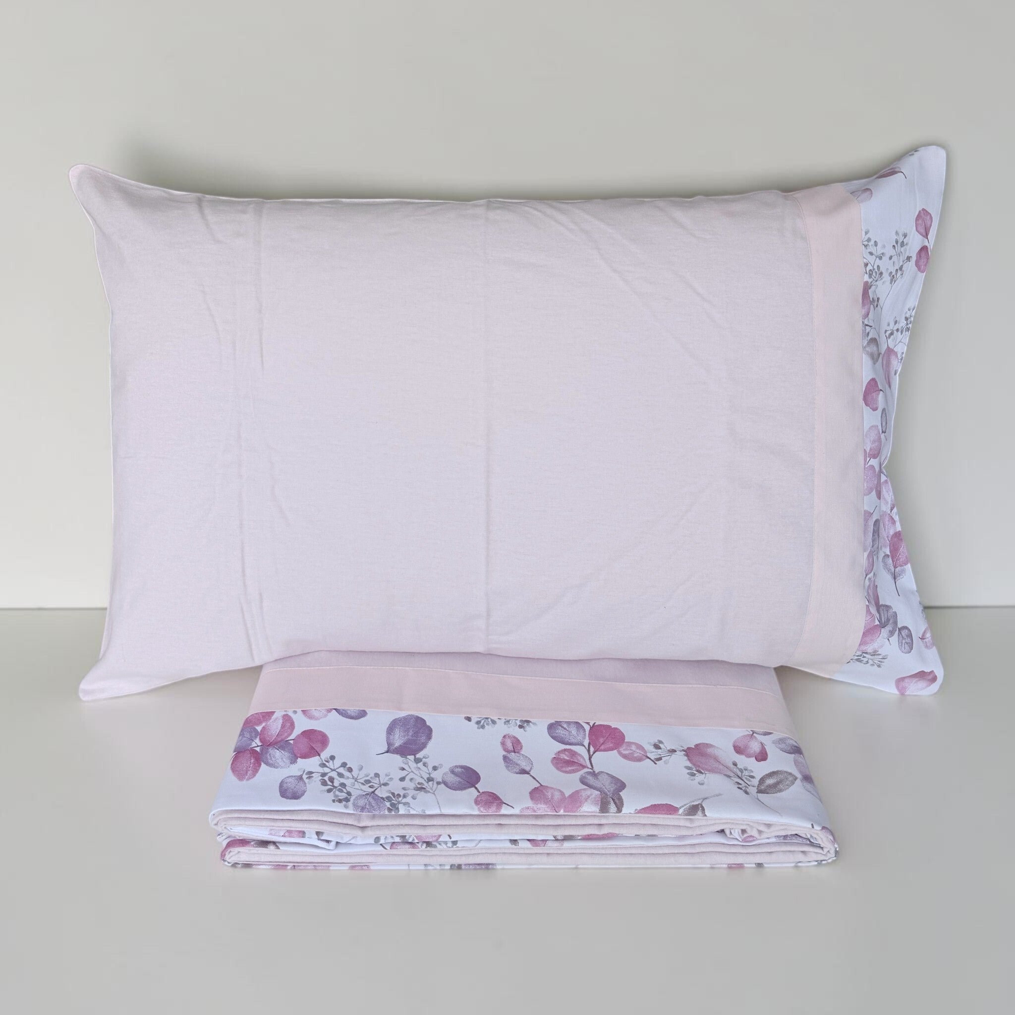 Federa e lenzuolo Carezze Brigitta con doppia balza coordinata e fantasia botanica rosa