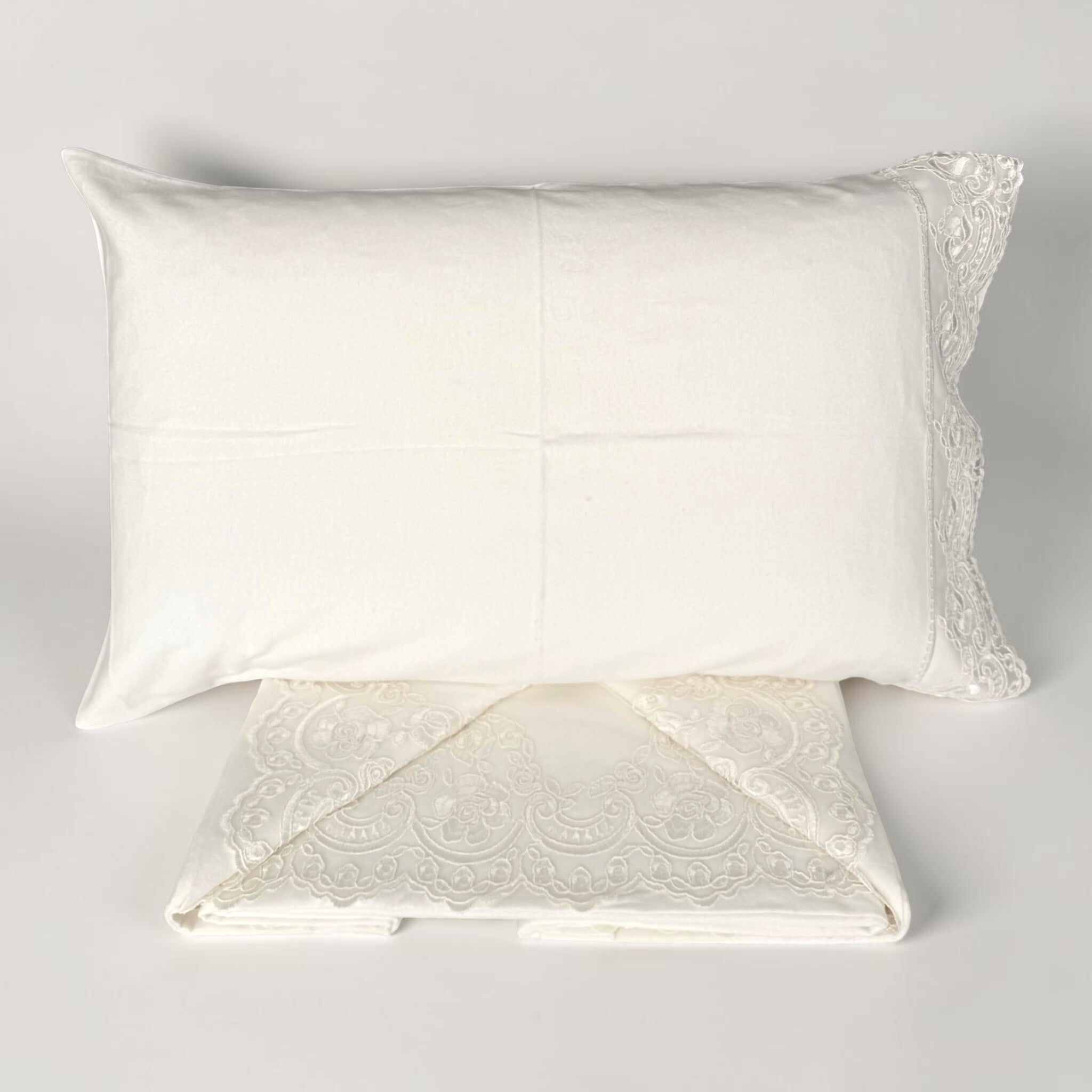 Federa Carezze Ruby Avorio 50x80 cm con elegante balza in pizzo applicata