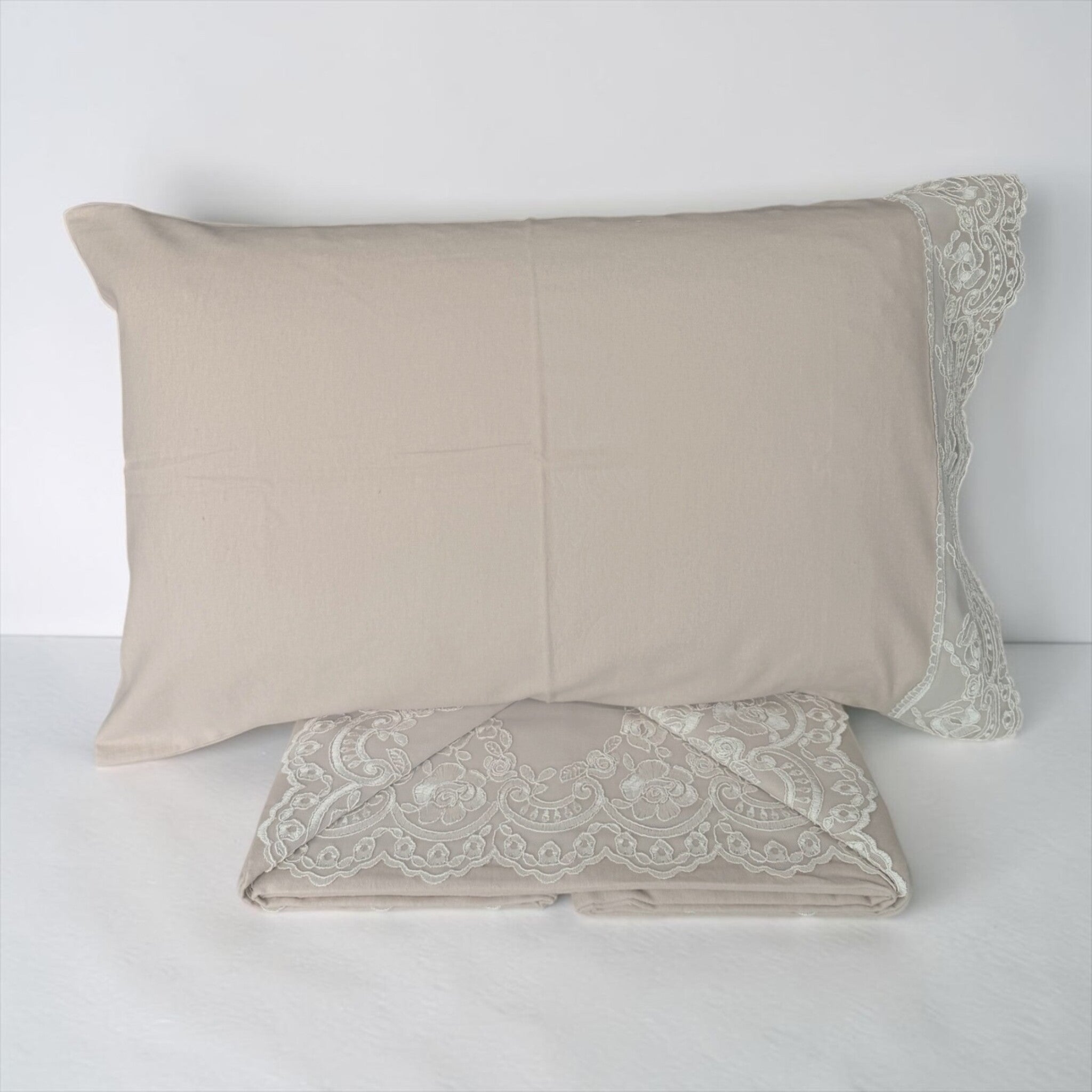 Federa Carezze Ruby Sabbia 50x80 cm con ampia balza in pizzo floreale coordinata