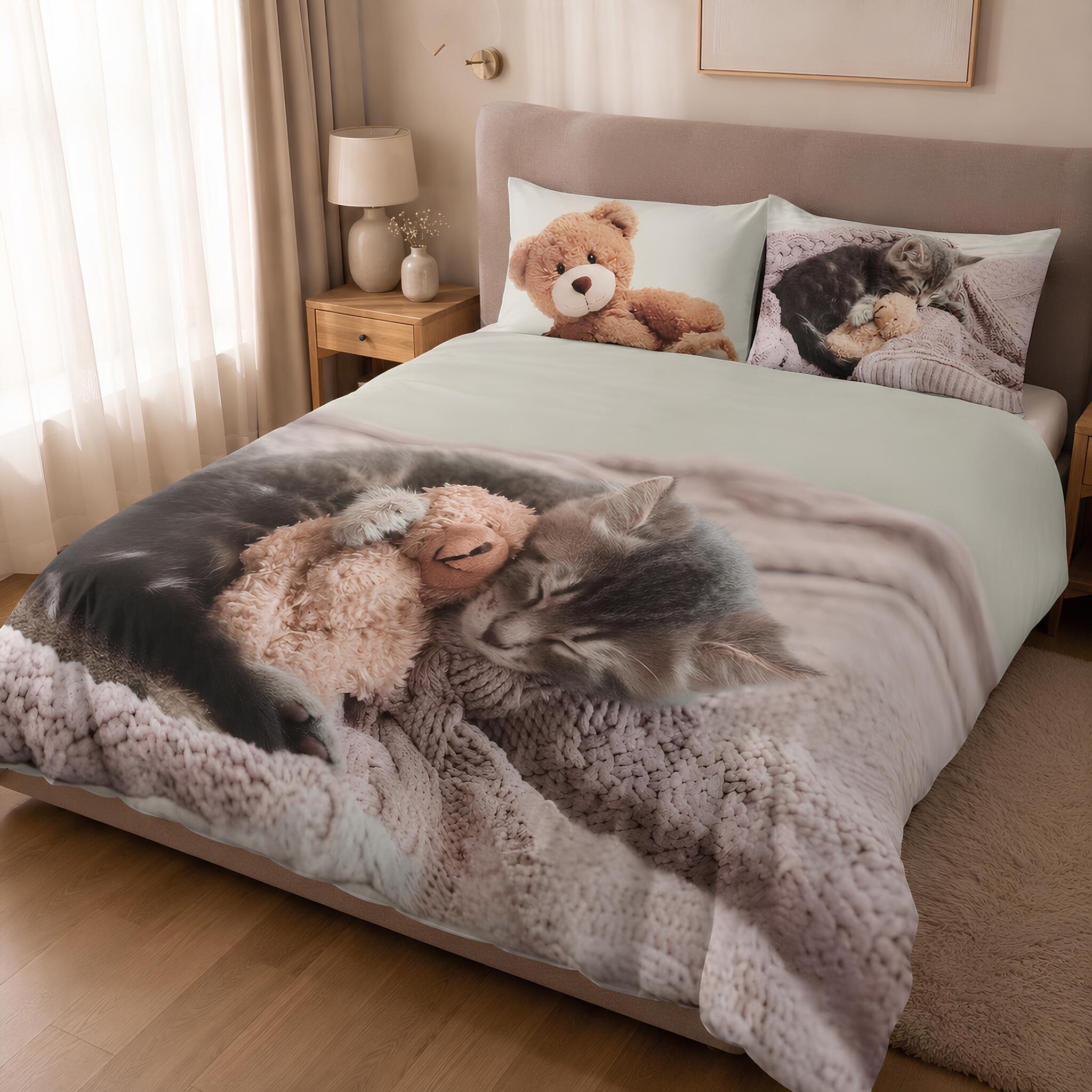 Completo copripiumino Bassetti Peluche con gattino ambientato sul letto