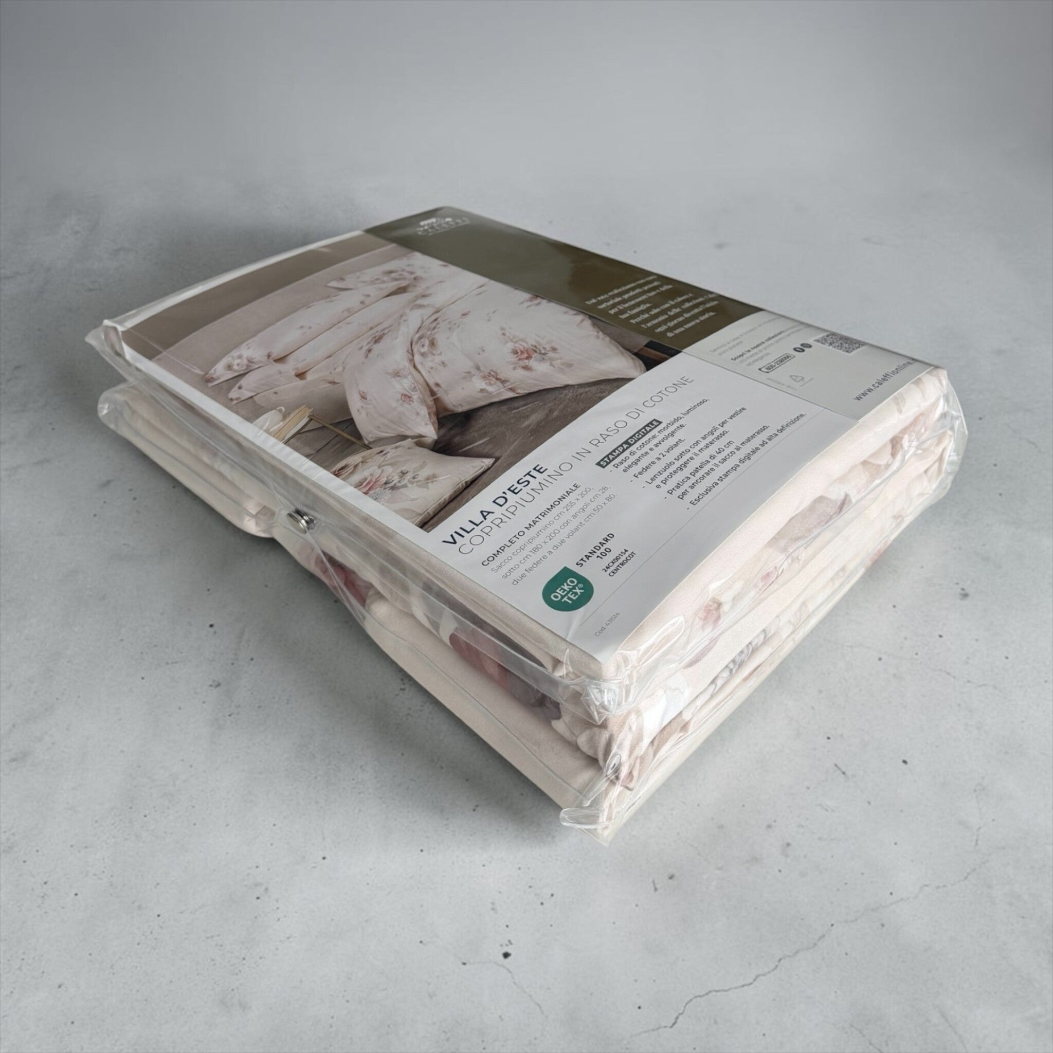 Completo copripiumino Caleffi Villa D’Este nella confezione trasparente con etichetta del prodotto e logo OEKO-TEX STANDARD 100.