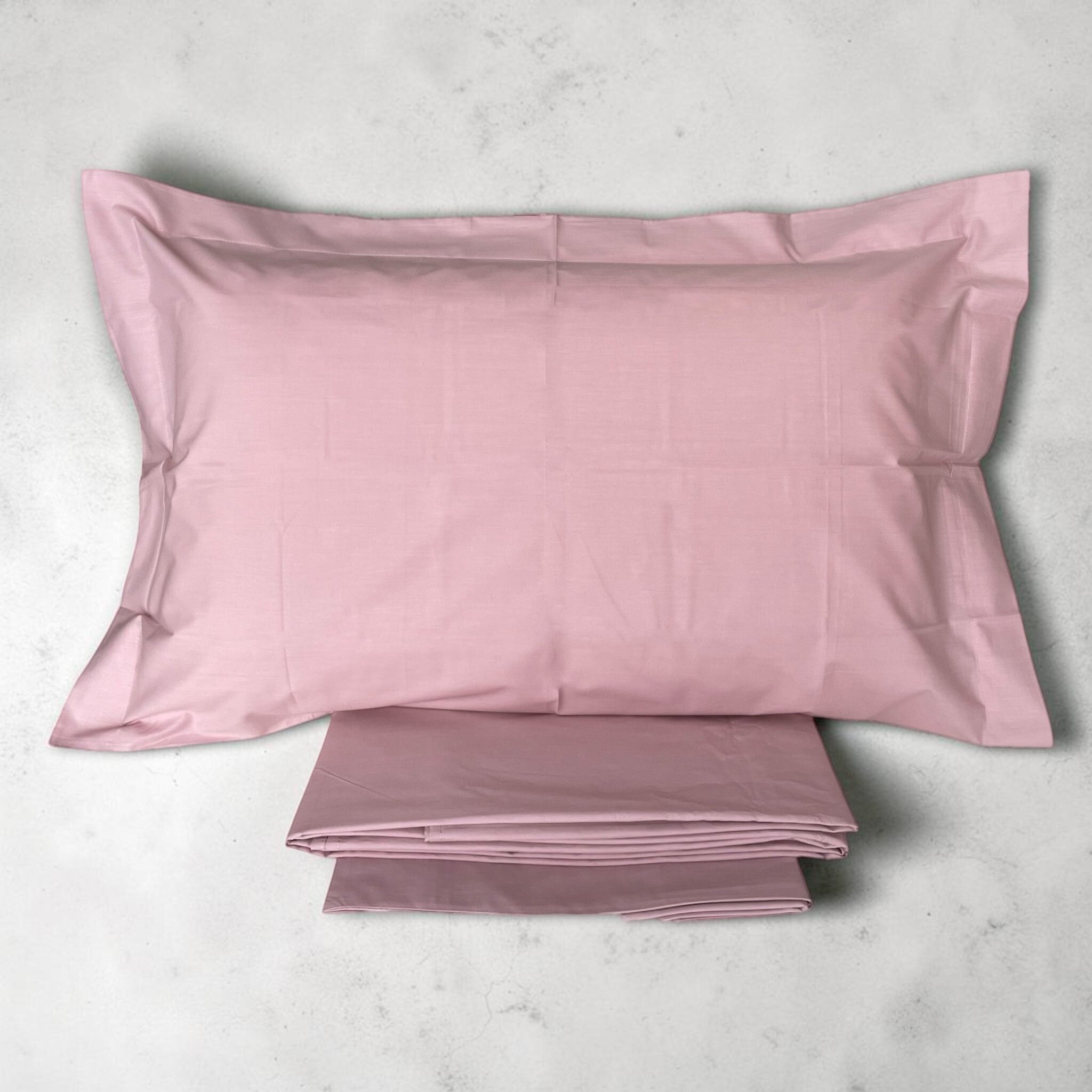Completo copripiumino rosa con due federe a tre volani e biancheria coordinata