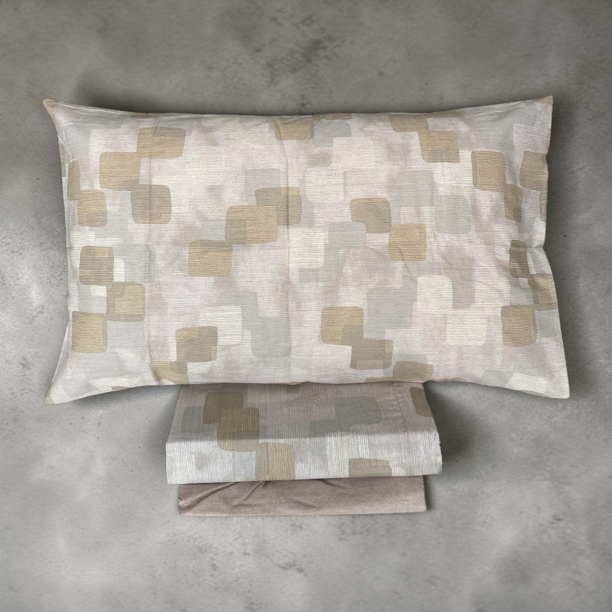 Completo lenzuola matrimoniale Bassetti Gaming beige composto da lenzuola e federe