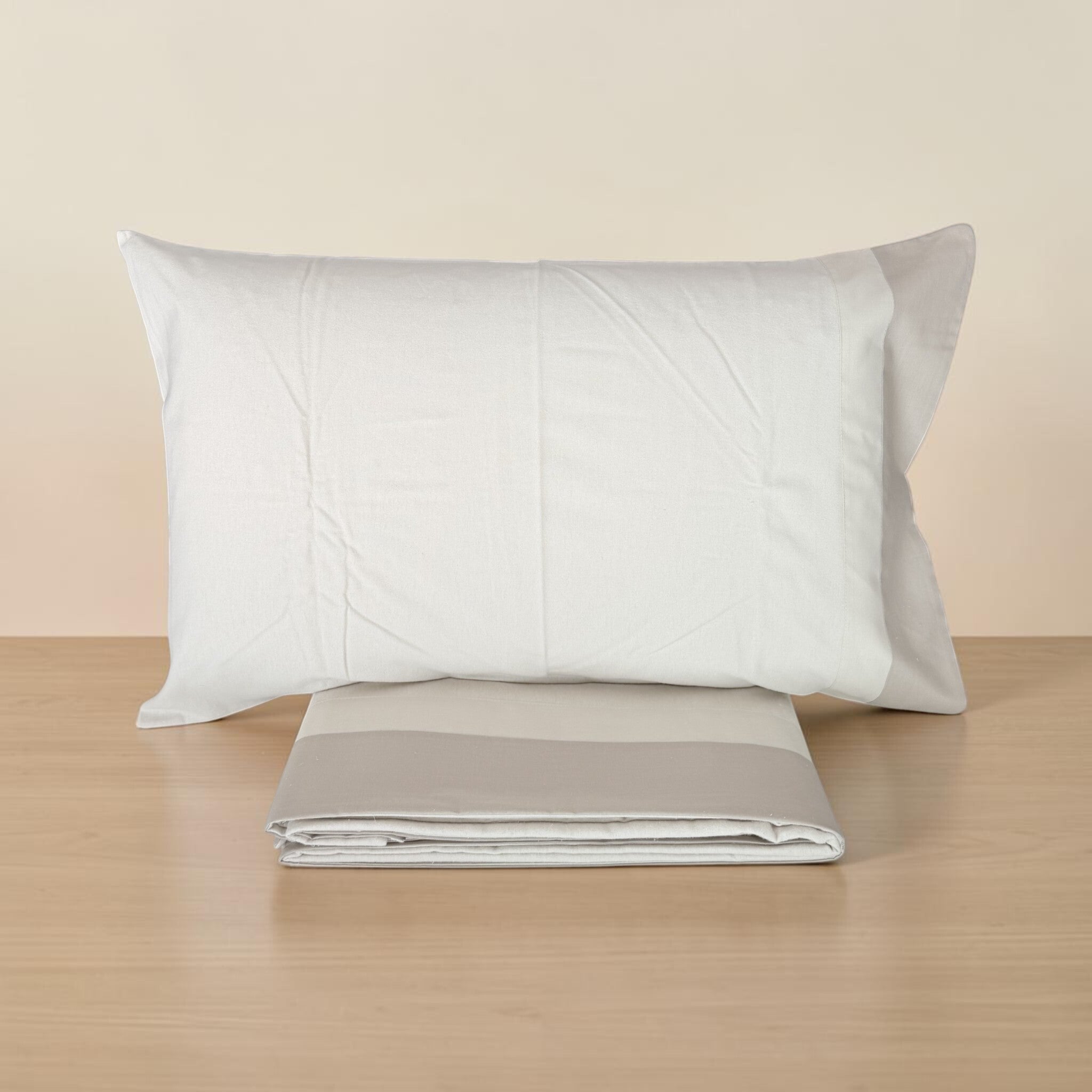 Dettaglio completo lenzuola Carezze Ecru con federe 50x80 cm e doppia balza