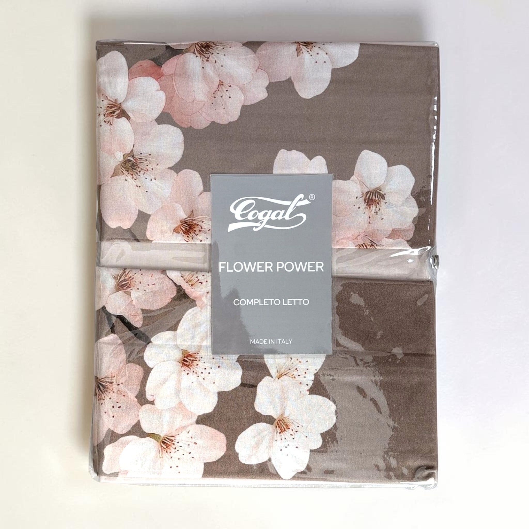 Completo lenzuola Cogal 2668 confezionato, con fantasia floreale tortora ed etichetta Flower Power Made in Italy