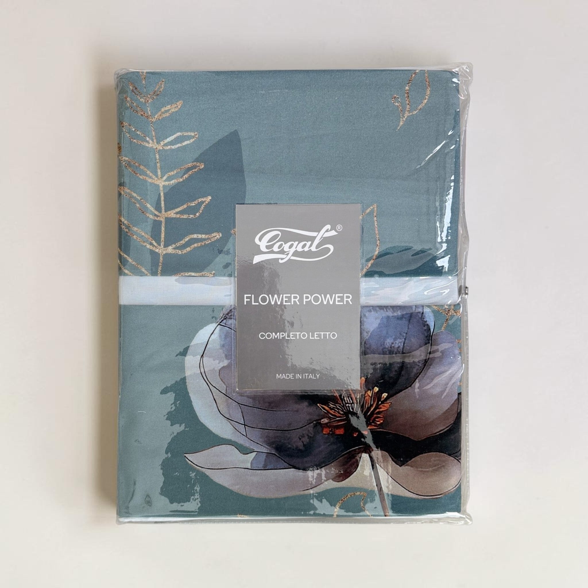 Confezione del completo lenzuola Cogal 2673 Verde con stampa floreale ed etichetta Flower Power Made in Italy