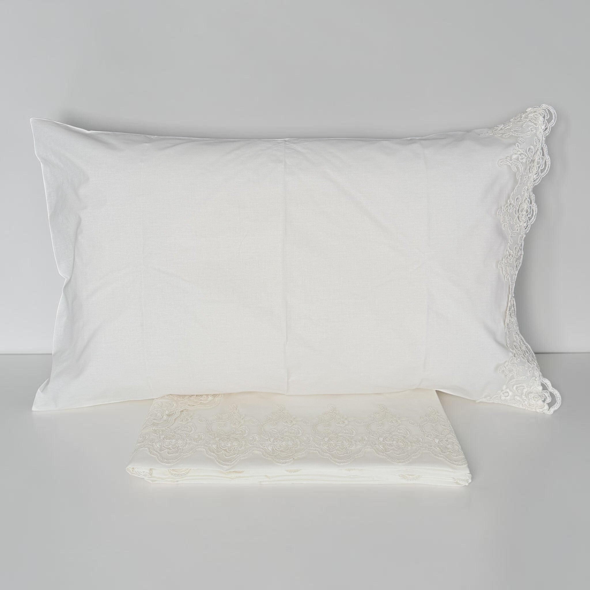 Federa Carezze Krizia avorio 50x80 cm con pizzo applicato su un lato