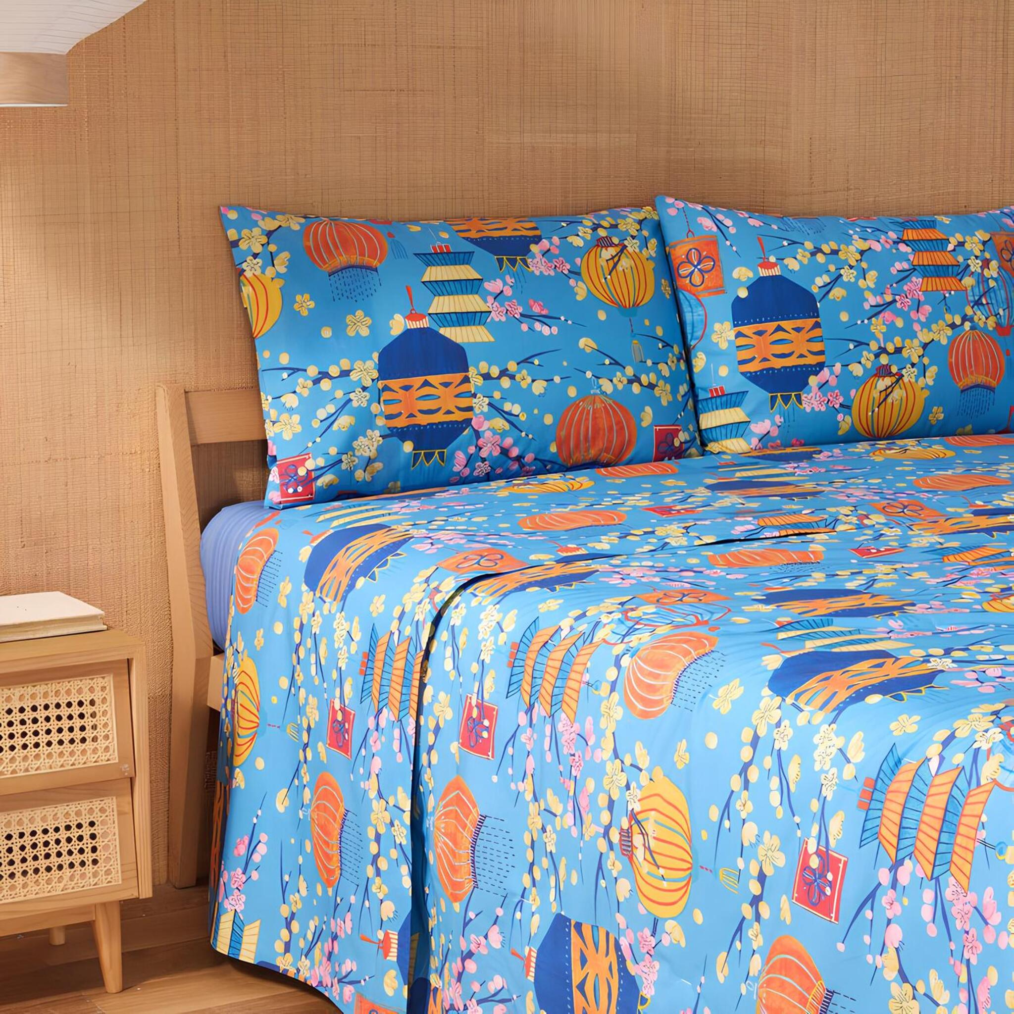 Completo lenzuola Bassetti Kyoto ambientato in camera da letto in stile giapponese con fioritura di ciliegi.