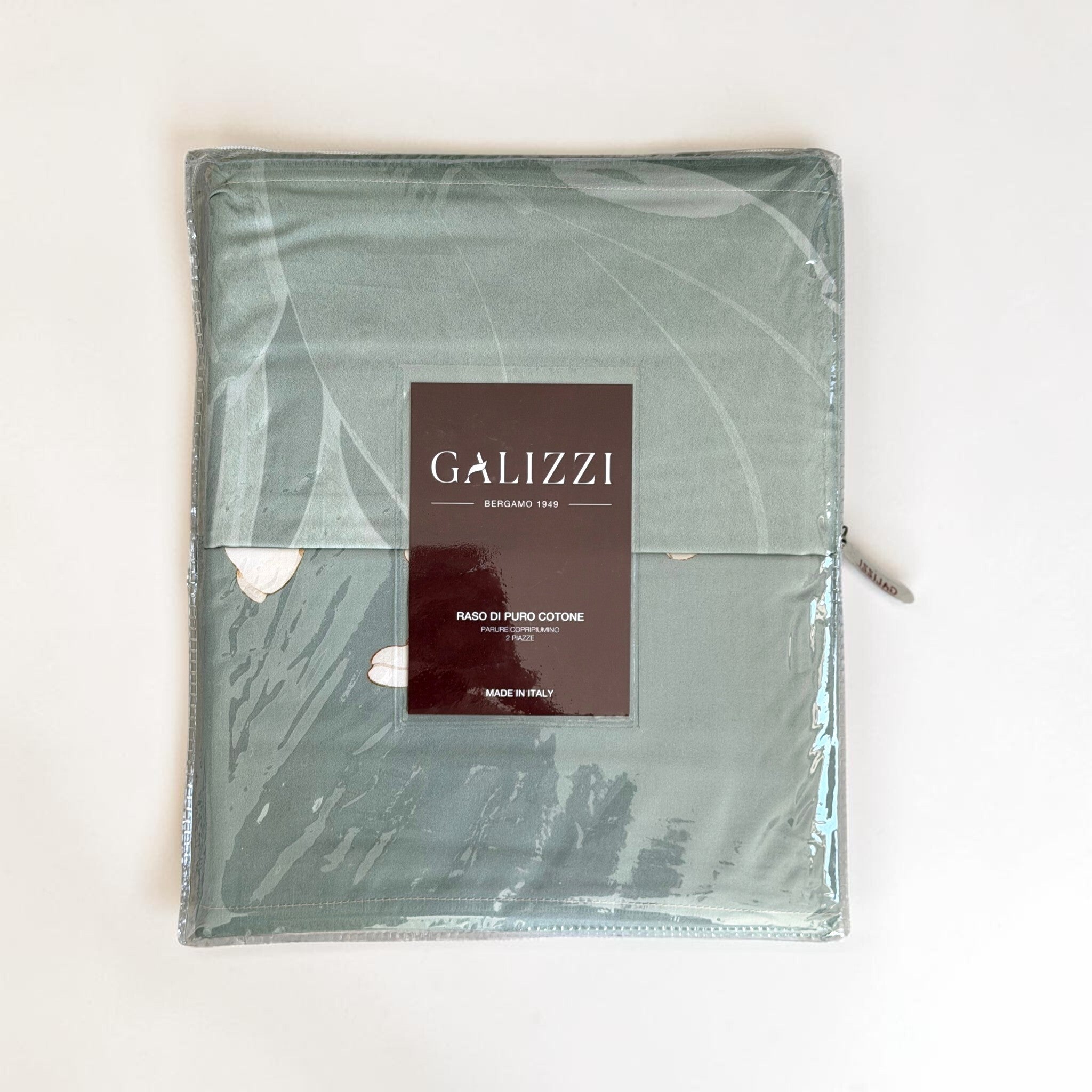 Confezione della parure Galizzi Lily 2689 con tessuto verde a motivi botanici visibile ed etichetta Galizzi sul davanti.