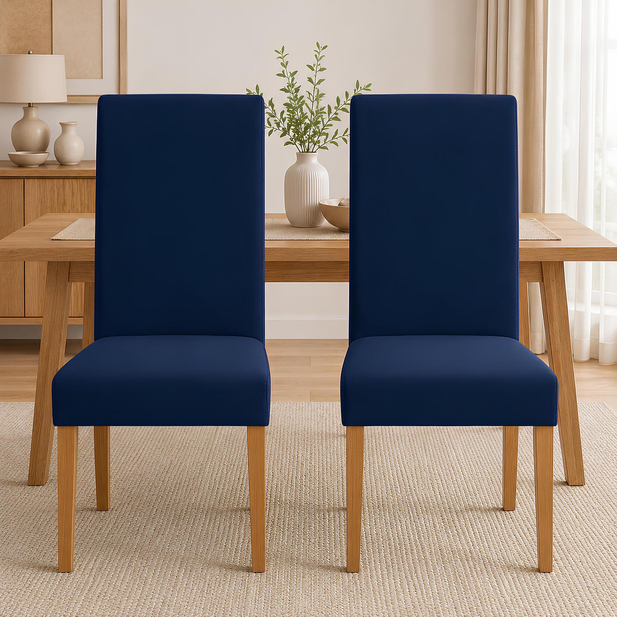 Coppia di coprisedia elasticizzati Buccia di Mela colore blu installati su sedie da sala da pranzo.
