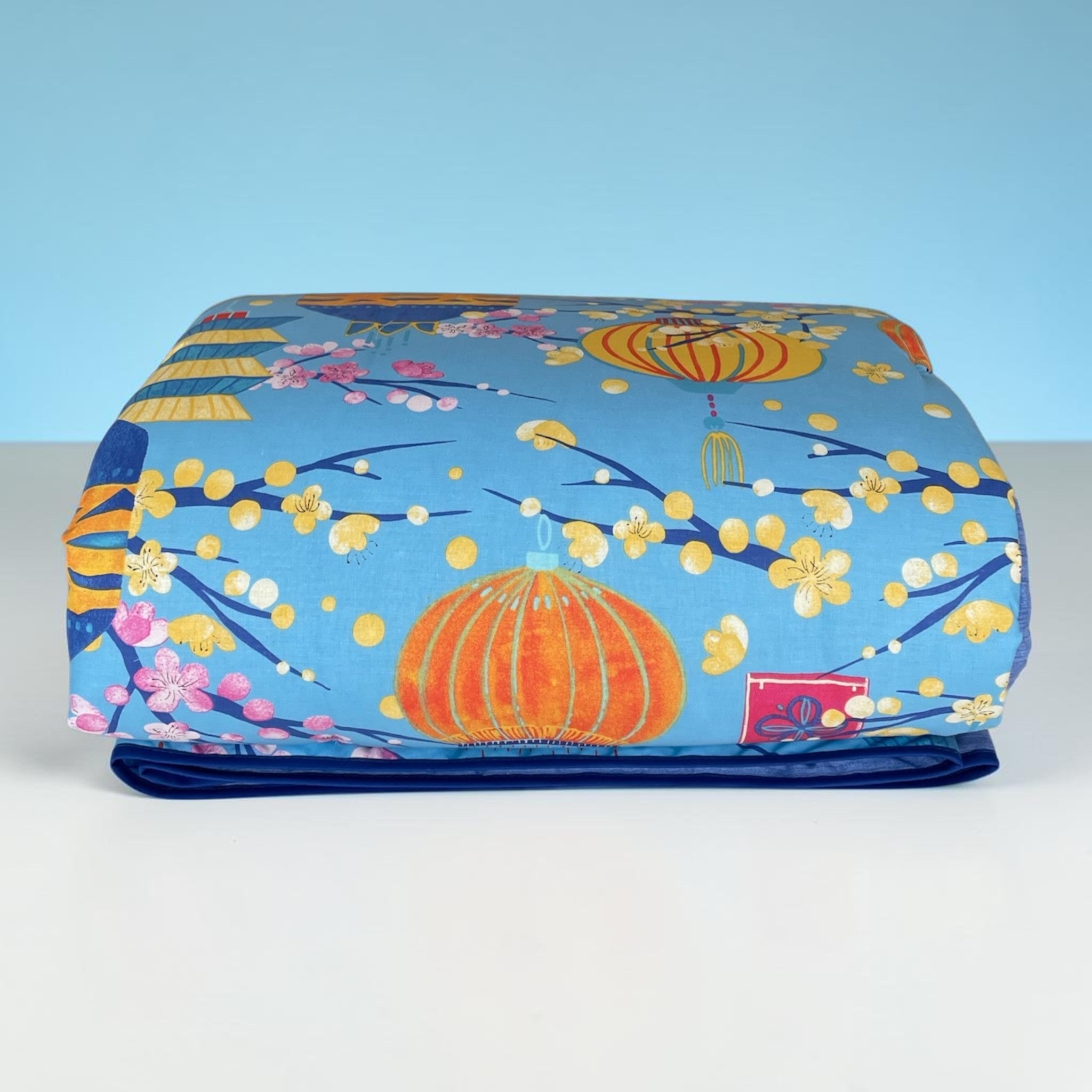 Dettaglio copriletto trapuntato Bassetti Kyoto Azzurro piegato in cotone 100% con fantasia orientale