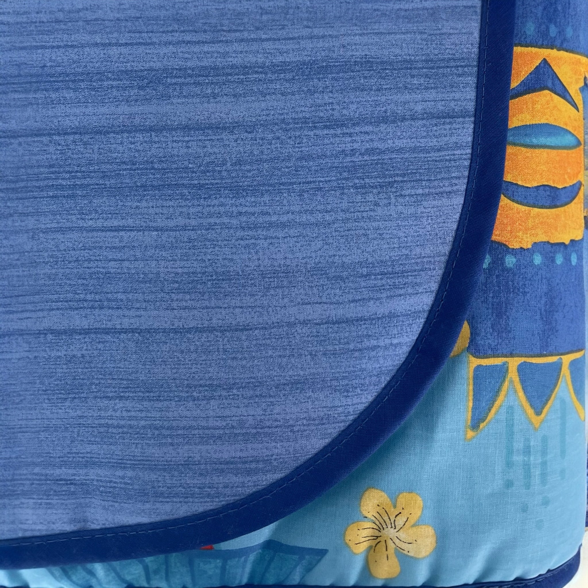 Retro e finiture del copriletto trapuntato Bassetti Kyoto Azzurro con bordatura rifinita