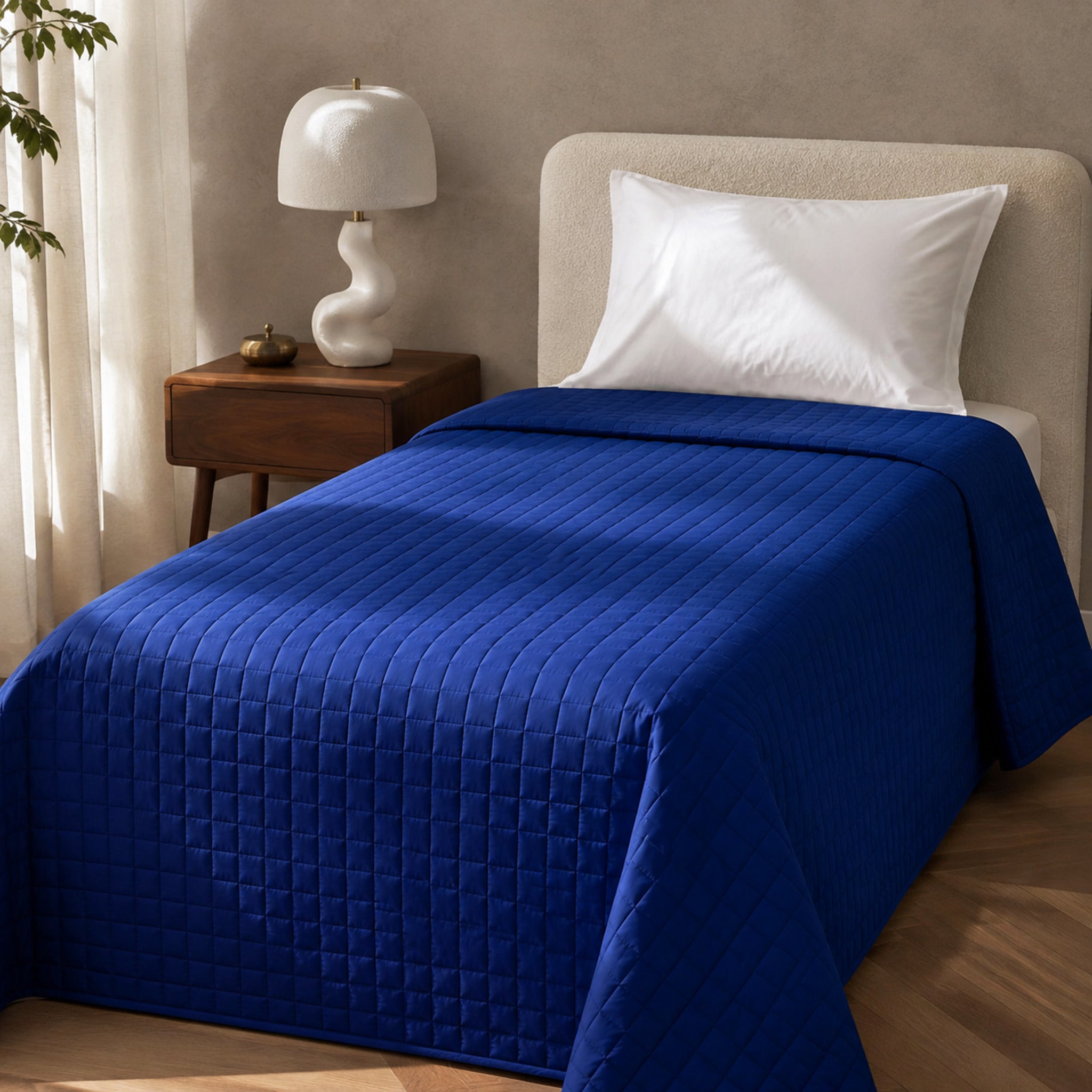 Copriletto trapuntato Bassetti Pop Color Oltremare 170x260 cm su letto singolo