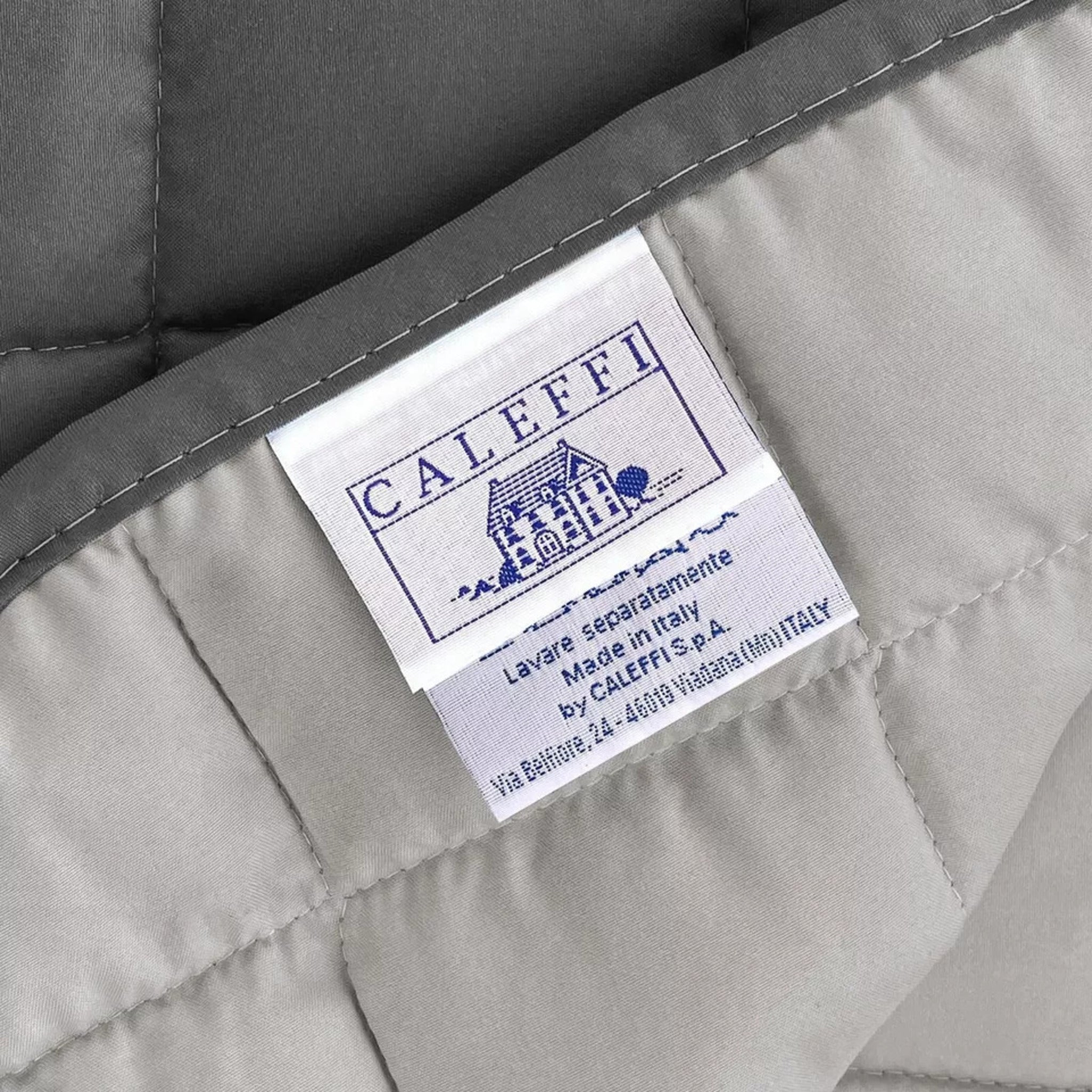 Dettaglio del copriletto Caleffi Modern reversibile antracite e grigio chiaro
