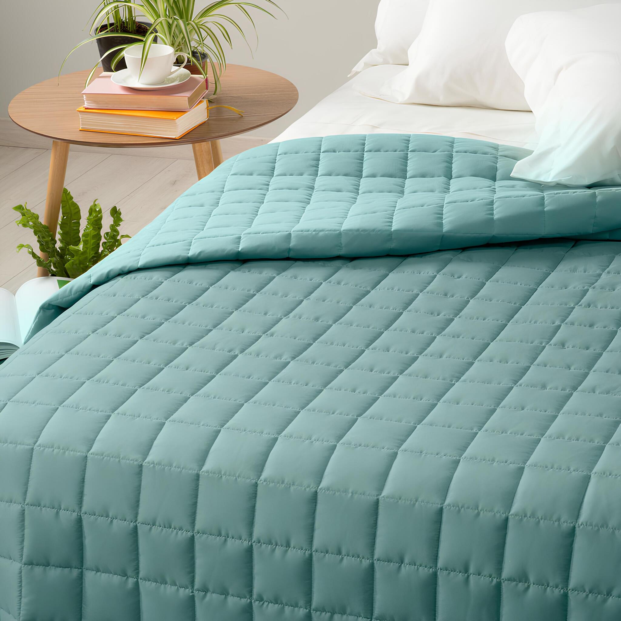 Dettaglio del copriletto Caleffi Modern reversibile Laguna con trapuntatura a quadri