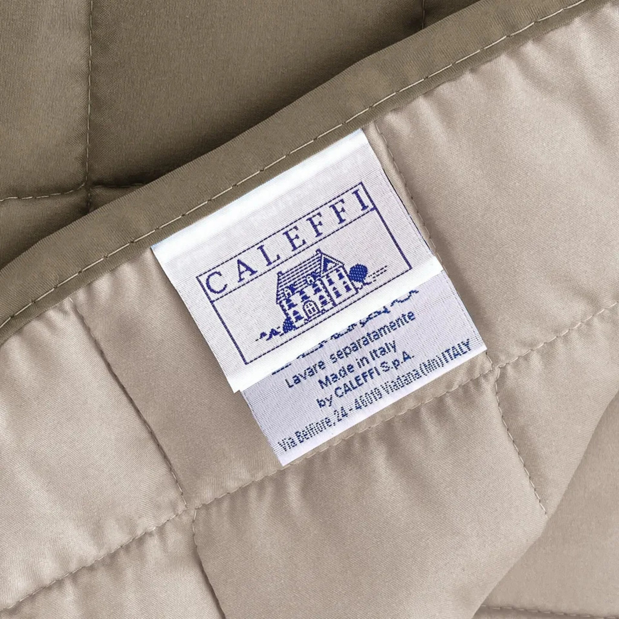 Dettaglio del copriletto Caleffi Modern reversibile tortora e beige chiaro
