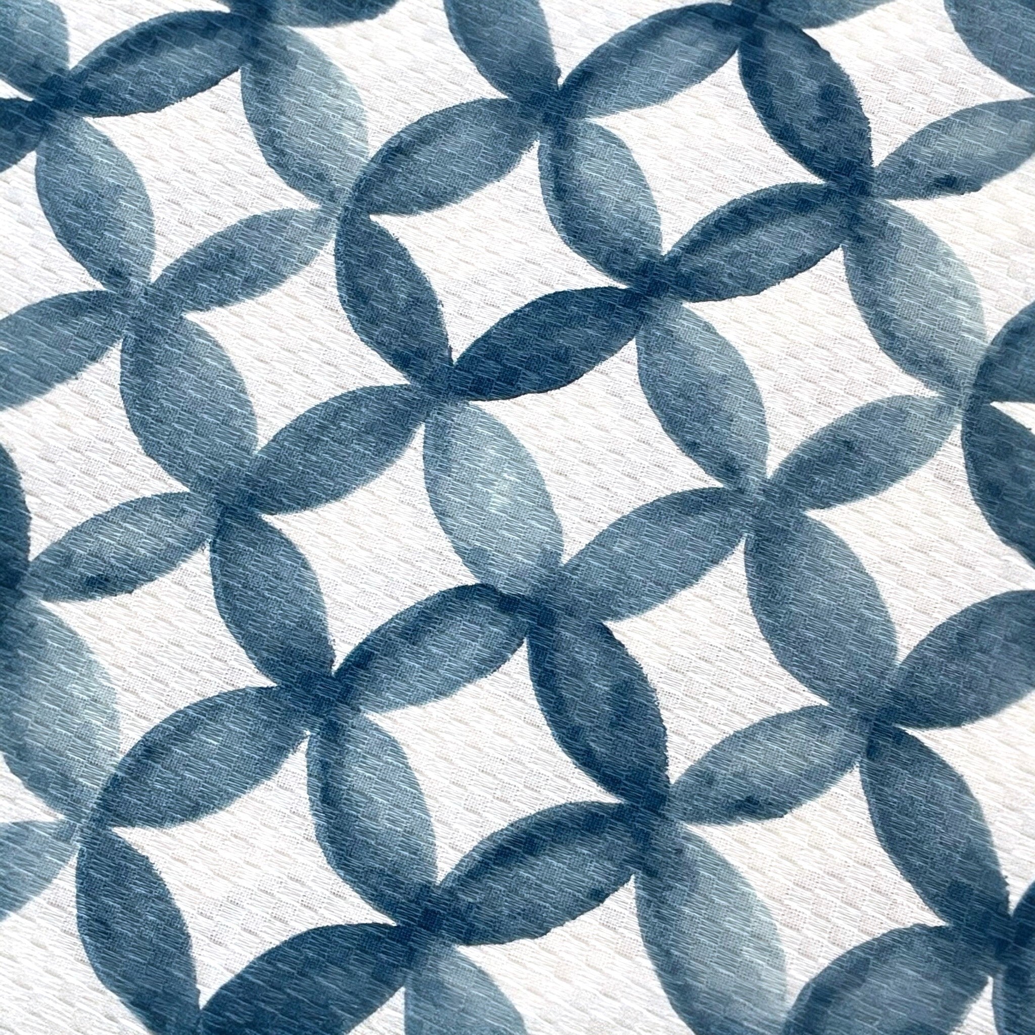 Dettaglio fantasia geometrica e lavorazione piquet del copriletto Caleffi Phoenix blu