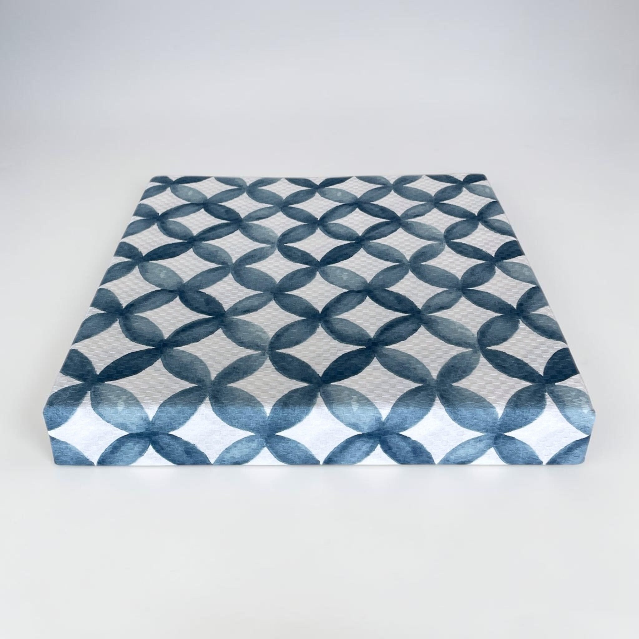 Copriletto matrimoniale Caleffi Phoenix piegato con fantasia geometrica blu